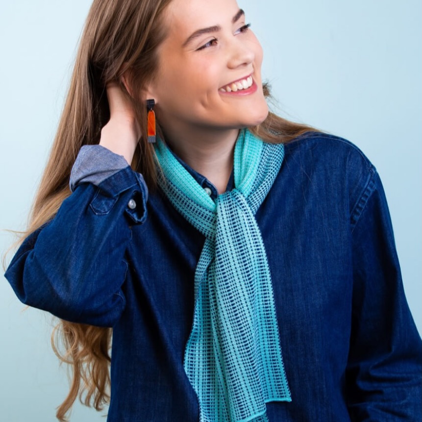 I just love the colour combination in this image from @collingwoodnorris - gorgeous blue silk scarf worn with a dark denim shirt and dark orange enamel earrings - popping with individual colour and style 🧡
Image @roseandjulien
#stylishwomen #lovecolour #individualstyle #independentwomen #creativewomen