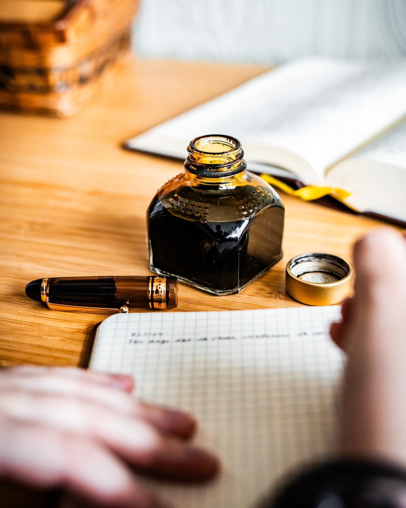 AAN EEN SCHRIJFPEN
Smaak, o mijn hart, meld, o mijn pen,
de waarheid en de trouw des Heilands, Wiens ik ben!
- Isaac DaCosta, 1838 -
Nog steeds blij met de foto's van @hannodevries_photography . Hij heeft zo leuk mijn hobby's vastgelegd!