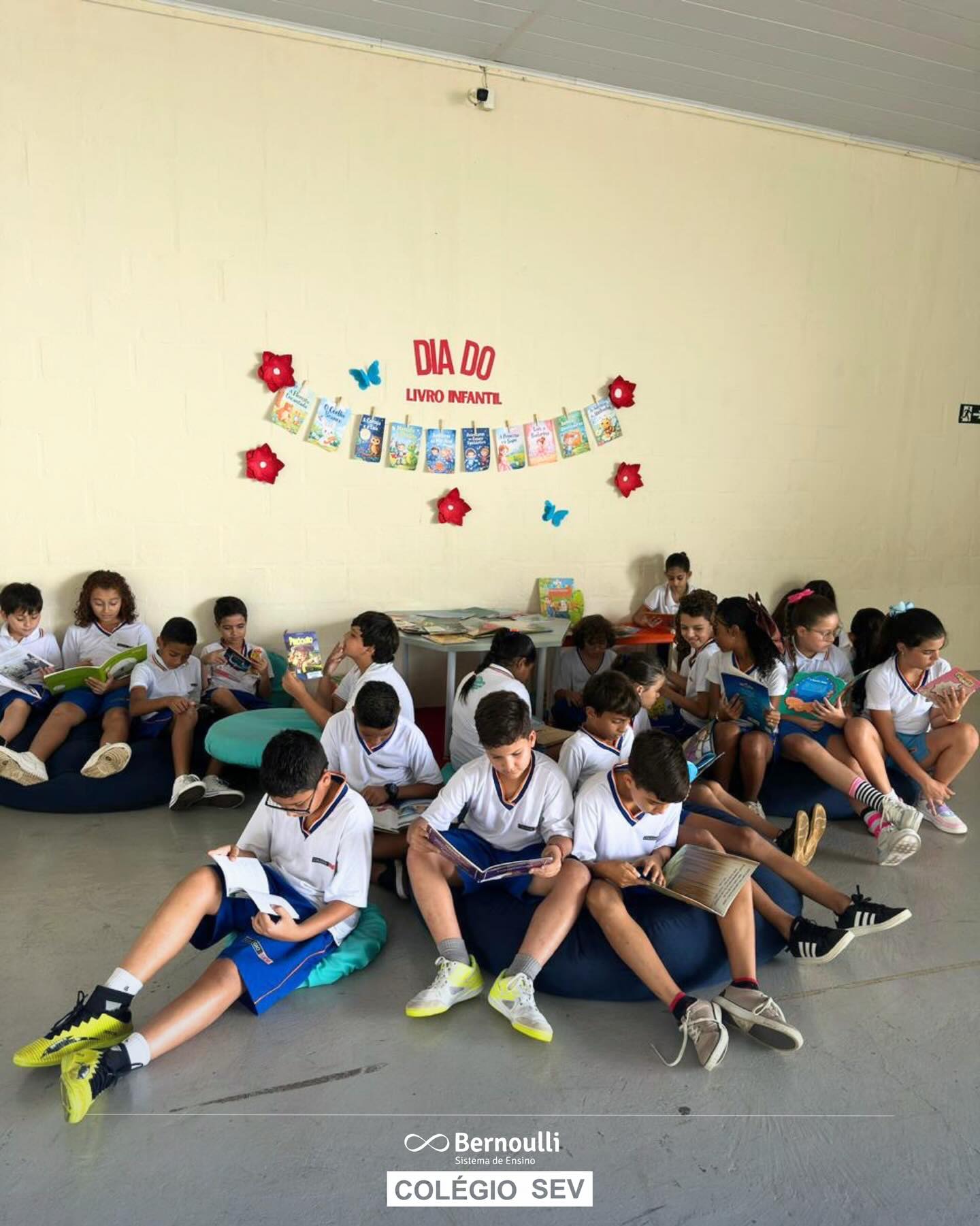 O Dia do Livro Infantil nos convida a refletir sobre o poder da leitura na formação das crianças.
Muito além de aprender a ler, nossos alunos aprendem a pensar, imaginar, interpretar e se expressar. Cada história amplia repertórios, fortalece vínculos e desperta a curiosidade pelo mundo.
Incentivar a leitura desde a infância é investir em autonomia, criatividade e desenvolvimento integral.
Aqui, cultivamos leitores para a vida.