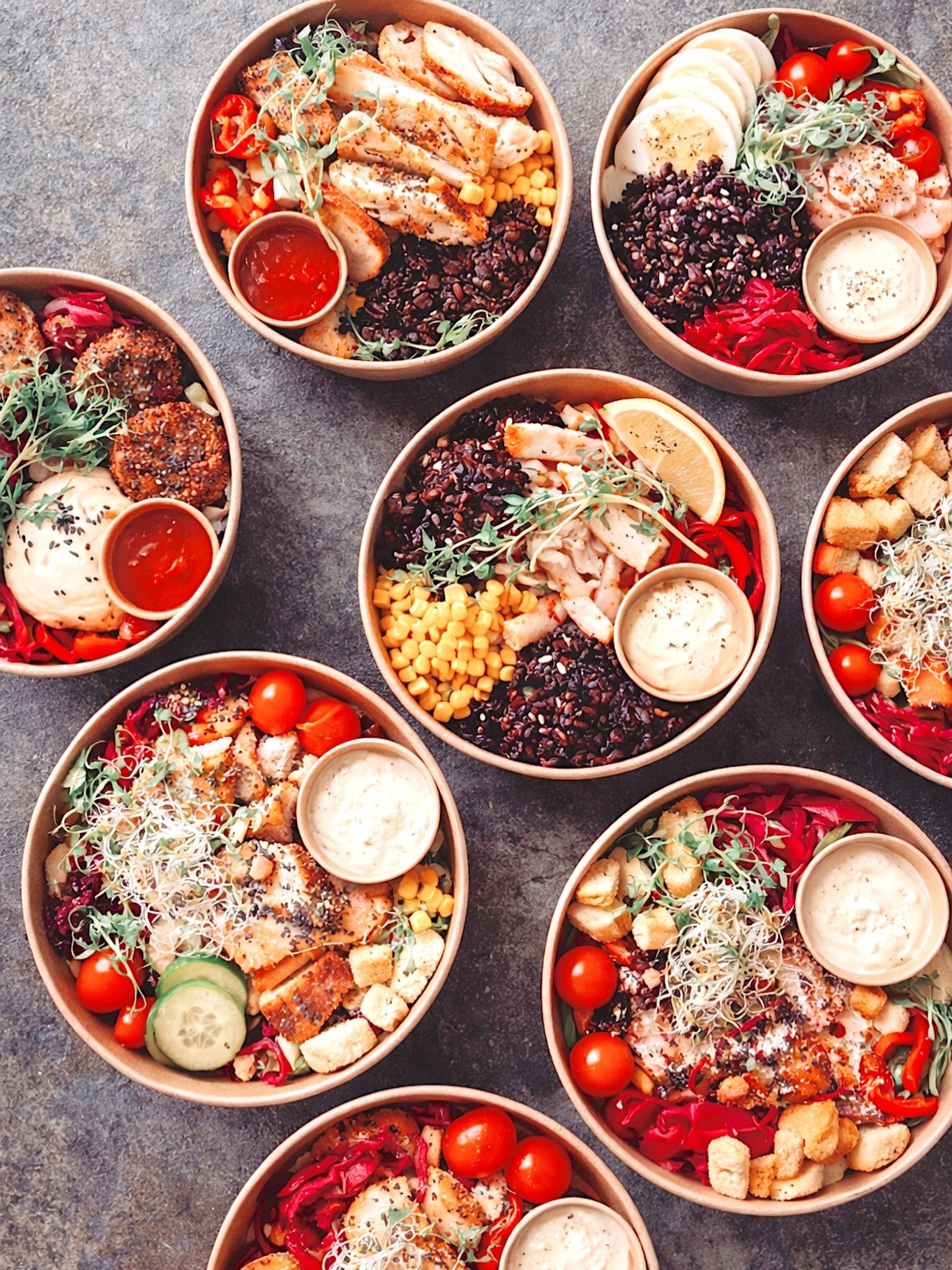 From our kitchen
to your meeting room
Vi tror på lunch som känns.
Fräsch, genomtänkt och precis lagom mycket av allt – levererad direkt till er, utan att ni behöver lämna kontoret.
#morrisandbens #frukostleverans #lunchpåjobbet #företagscatering #göteborg