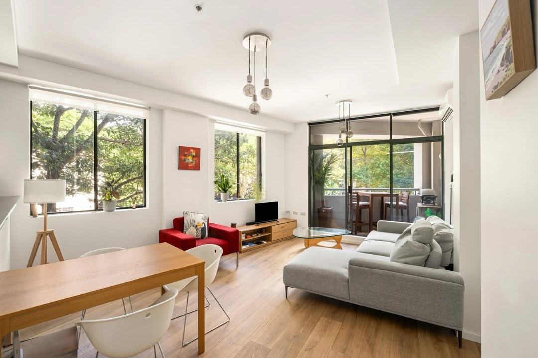 Just bought, Off-market Darlinghurst! Hugh and I have secured a fantastic oversized apartment. Perfect for our frequent traveller client, offering true lock-up-and-leave convenience. Plus, it comes with its own private entrance — how good.