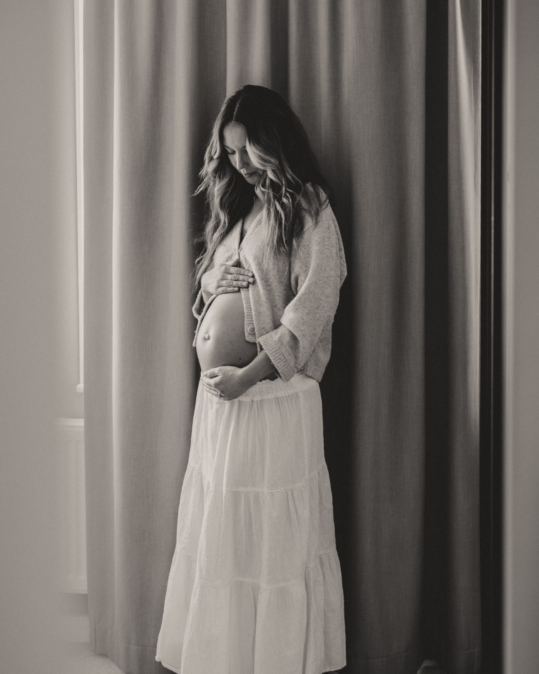 Att tänka på inför din gravidfotografering ✨
↠ Bästa tiden att fota är någon gång mellan v. 25-35, när magen syns men du fortfarande är ganska pigg. Boka gärna fotograf så snart som möjligt så att du hinner få till en fotografering under denna perioden ☺️
↠ När det kommer till kläder är det bäst att ha mjuka material som är följsamma, som gärna framhäver magen och är i neutrala/jordnära toner. Hos mig ingår utlåning av vackra gravidklänningar, men det går såklart lika bra att ha egna kläder om man skulle vilja det. Viktigast är att du har på dig kläder som du känner dig bekväm och fin i 🥰
↠ Berätta om dina önskemål kring fotograferingen och om det är något som känns osäkert eller pirrigt. Det är helt normalt att vara nervös inför att fotas, så det är jättebra att ha en öppen kommunikation med fotografen. Det finns inga dumma frågor och jag guidar dig genom hela processen och ser till att vi har kul tillsammans och att du känner dig avslappnad under fotograferingen 🧡
↠ Det är ofta mycket fokus på magen och händerna, så ta gärna av hårsnoddar och klockor i god tid innan så att de inte lämnar några märken på handlederna. Rena naglar och lite handkräm innan gör också susen!
↠ Varje fotografering är unik och just din fotografering handlar om dig och den du är. Du behöver inte känna att du ska kunna posera på ett visst sätt, se ut på ett visst sätt eller vara en ”typisk gravid”. Kom ihåg att du är vacker som du är och dessa bilder handlar om att spegla dig (och kanske tillsammans med din partner), den spännande och häftiga perioden du går igenom och allt det magiska som ska komma framöver 😍