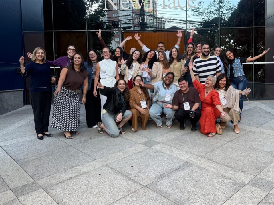 #tbt ✨
Passou muito rápido esses quinze meses de intenso aprendizado, trocas, conexões e convivência com professores e colegas da turma FIV10 – @cevbr ❤️
Fica o registro do nosso último encontro presencial: foram três dias marcados por aulas, muito aprendizado, comemoração, entrega de certificados, presentes, atividades artísticas e muita celebração pelas amizades e conexões construídas ao longo dessa jornada.🥰
Gratidão à Dra. @mbehlau e @julianafbenatti , aos professores maravilhosos , orientadores e colegas queridos por tantos momentos especiais. Amei estar com todos vocês! Obrigada!❤️💙
Até breve! 💙
