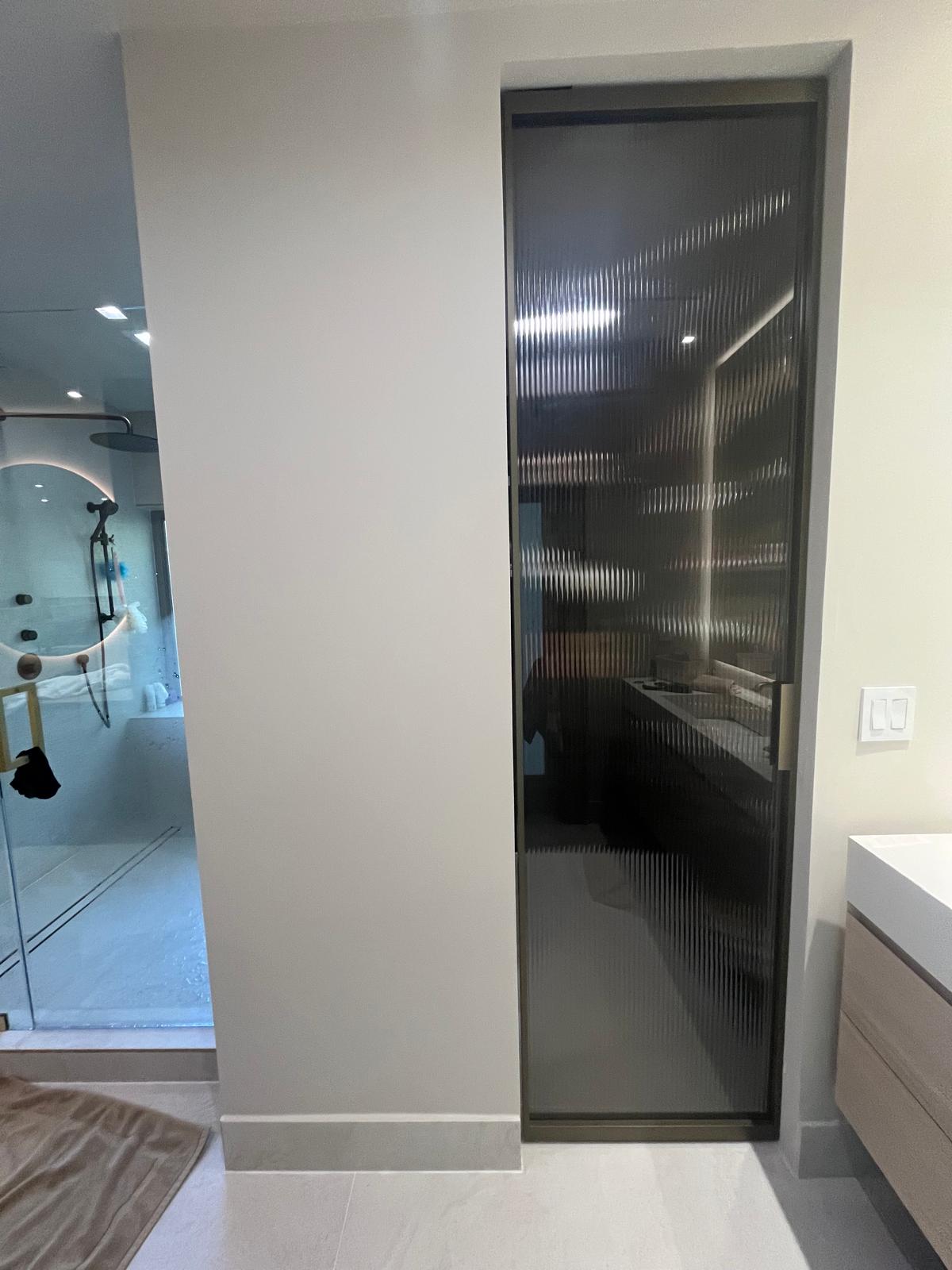 Frame in dolomite finish with bronze fluted glass. Natural tones meet thoughtful detail. Bathroom Closet Door
Project: @miacucinafl
#flutedglass
#luxurybathroom
#architecturalglass
#designlovers
#europeandesign