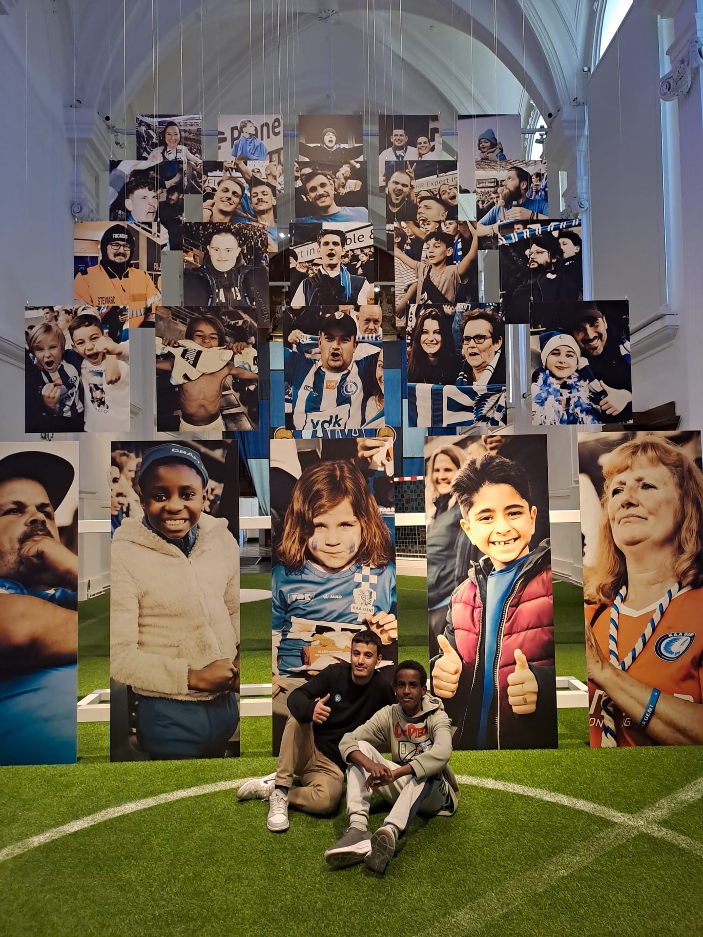 De leerlingen van PE D brachten een bezoek aan het STAM, waar ze de tentoonstelling ‘Buitenspel: voetbal in de stad’ ontdekten. Tijdens deze uitstap maakten ze kennis met hoe voetbal niet alleen een sport is, maar ook een sterke invloed heeft op het stadsleven, de cultuur en de gemeenschap.