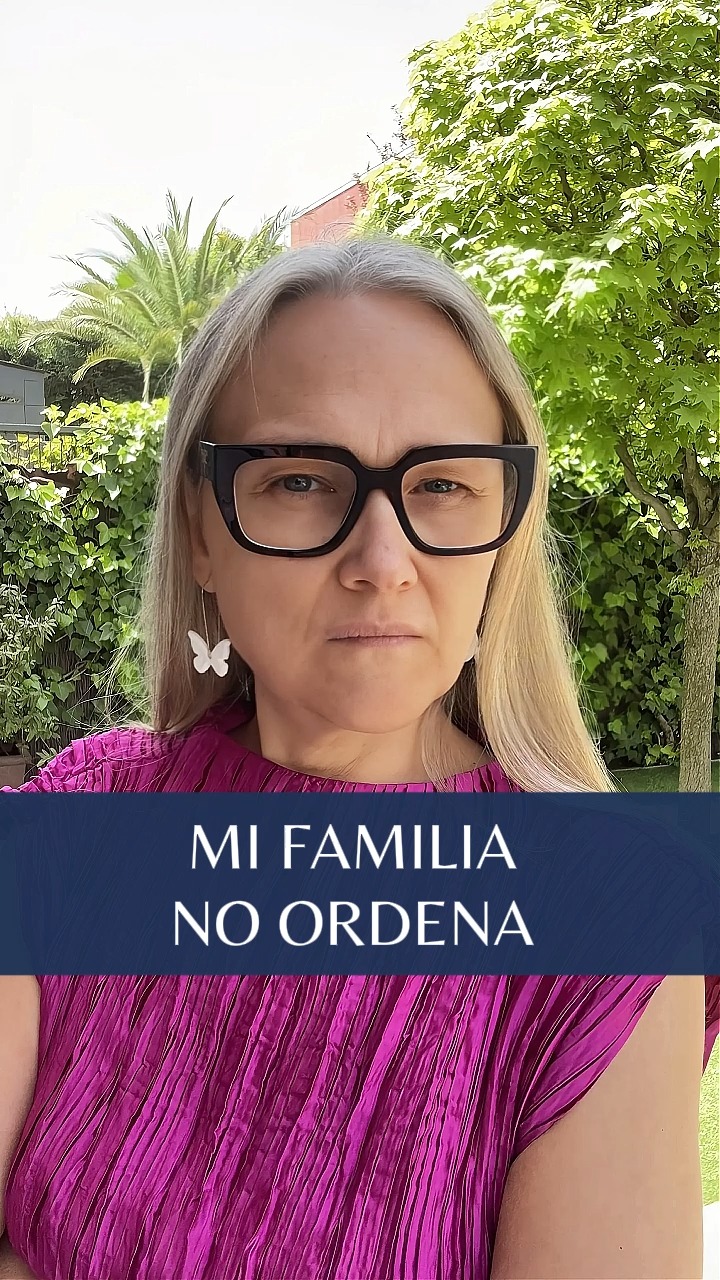 Cientos de personas me escriben contándome que su problema para acabar con el desorden en casa es que sus hijos no ordenan sus cosas ni respetan el orden de los espacios y objetos comunes.
Si también es tu caso te invito a preguntarte….
¿Cuántos años usando la varita mágica de mamá o de papá haciendo que el orden aparezca por arte de magia?
Camas hechas, juguetes recogidos, ropa lavada y planchada en armario,...
Quizá porque te pareció que aún eran pequeños, quizá porque te parecía un acto de amor o porque decidiste que era tu papel en casa, quizá porque pensabas que ya lo hacías tú más rápido o mejor que ellos y para qué decirles.
Años en los que no tuvieron la oportunidad de aprender rutinas de orden, criterios de guardado, ni el beneficio personal que les aporta el resolver por ellos mismos, el cuidar de sus objetos y sus espacios.
No obstante, cuando se vive con desorden y acumulación de objetos generalizada, no hay un único frente en el que empezar a trabajar para cambiar las cosas, y creeme que la falta de ayuda no es lo que impide que lo consigas.
Si deseas conocer qué 3 formas tienes de actuar frente al desorden y la acumulación de objetos, y cómo 2 de ellas te harán perder el tiempo y desgastarte porque no te permitirán SALIR de ello para siempre, comenta con la palabra "SALIR" 🙋♀️y te hago llegar un video donde te hablo de ellas✨ .
#tresinteriores #LibérateDelDesorden #DesapegoConsciente #SoltarParaCrecer #AdiósAcumulación #VivirSinDesorden #PsicologíaDelOrden #CreenciasQueAtrasan #CambioDeMirada #BloqueosYDesorden #MenteOrdenadaVidaOrdenada #OrdenYBienestar #MujeresQueTransforman #ReinventaTuVida #AdiósAcumulación #ViviendoLigera #CrecimientoPersonalMujer