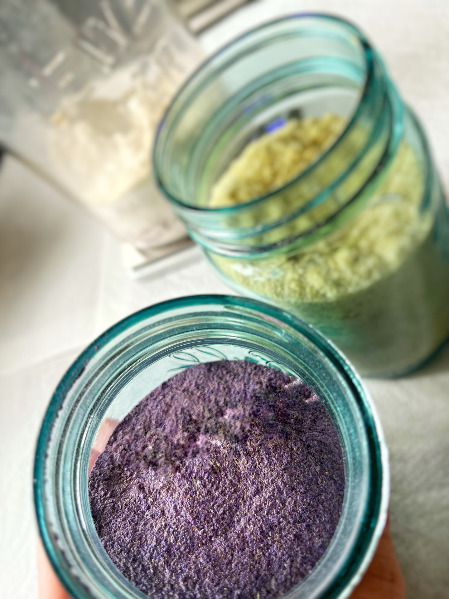 Where do I buy my fireweed and goldenrod floral powders? I DON’T. These beautiful powders are the product of countless hours wandering boreal fens, fields, and mosquito-infested bog edges, plucking as I walk and never taking more than a few petals and blooms per plant - leaving behind an abundance for wasps, bees and pollinators. They are carefully dried and ground to a fine powder before combining with gentle clays, moisturizing coconut milk and honey powders, and calming colloidal oatmeal to create my wildflower ölig masque. This mask gently exfoliates and draws out impurities to clear clogged pores while soothing and moisturizing skin. For a decadent treatment, blend with green tea or natural yogurt instead of water. #facialmask #wildflowers #oilcontrol #wekuskowild #sensitiveskin