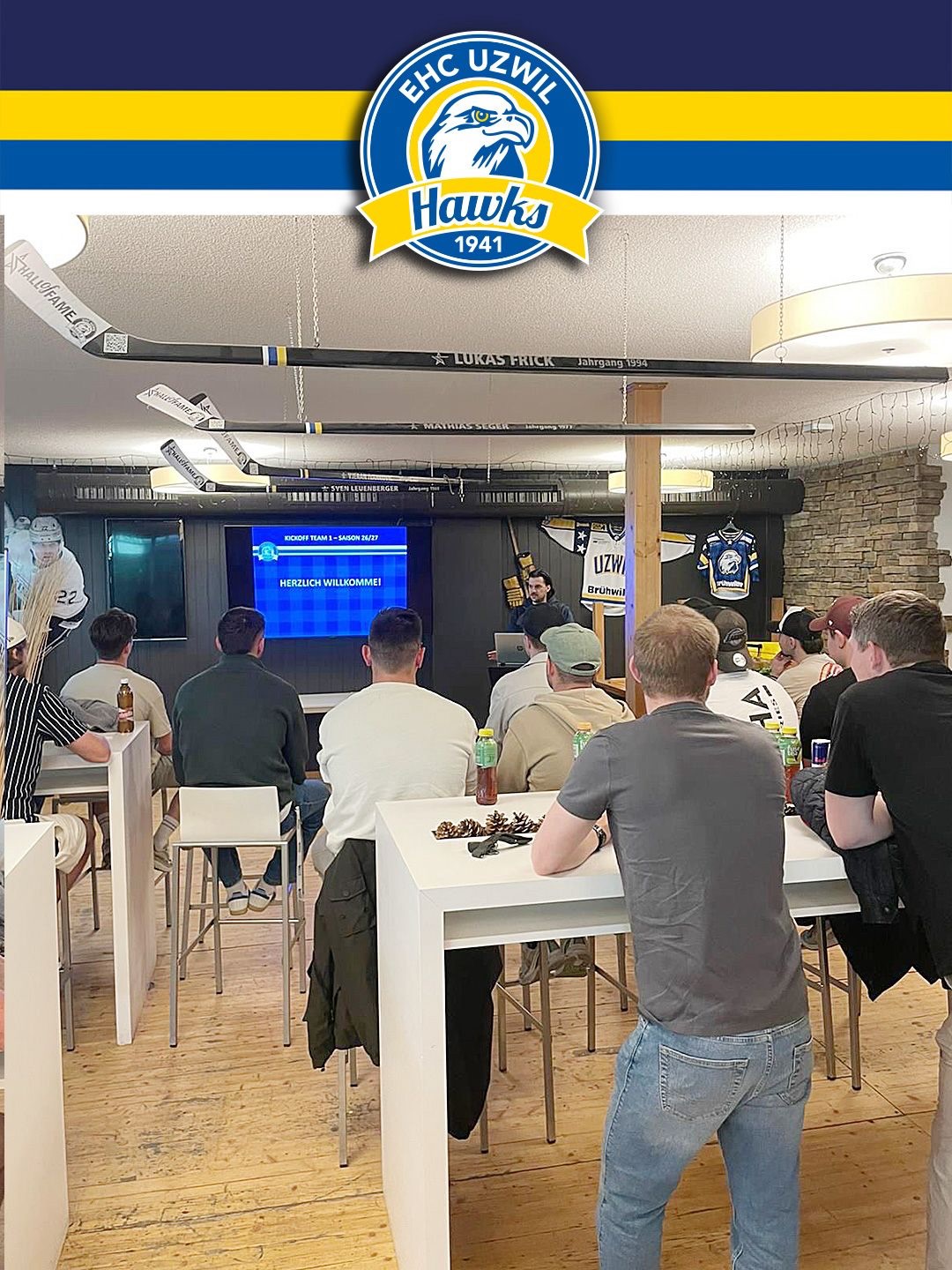 Am Montagabend fand in der Habichtstube der Kickoff der 1. Mannschaft statt. Es gab unter anderem Informationen zum Sommertraining sowie zum Vorbereitungsprogramm inklusive Testspielen und dem Trainingslager in Arosa, das Mitte September stattfinden wird. Anschliessend folgte noch eine kurze Begrüssung durch Headcoach Michi Hürlimann, der bereits in seine dritte Saison bei uns geht. Die Vorfreude auf die kommende Saison ist gross und war bereits deutlich spürbar🙌
#ehcuzwil #ehcuzwilhawks #habichtstube #kickoff #goodvibes