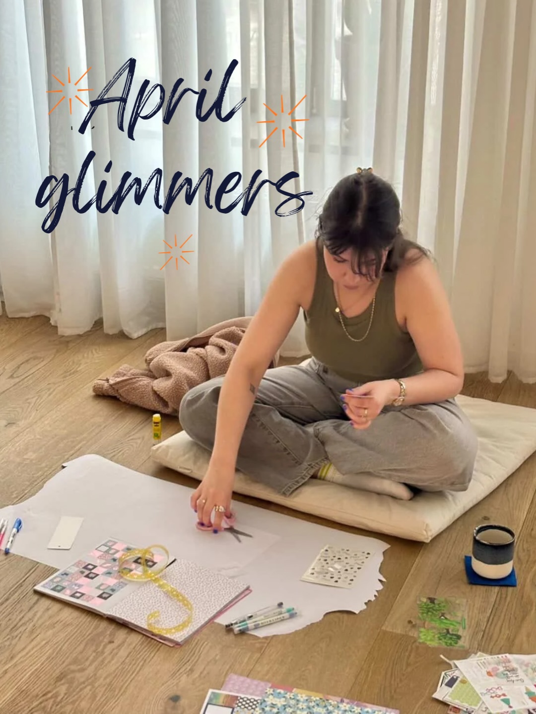 April 2026 🌷chasing glimmers not triggers
Der April hat sich leise angefühlt. Ich war mehr bei mir, mehr im Moment. Das war genau richtig so. 🤍
Ich versuche mir seit einigen Monaten regelmäßig Zeit zu nehmen, um etwas Kreatives zu machen, in das ich komplett eintauchen kann. Diesen Monat: Lesezeichen basteln, in total ruhiger Atmosphäre. Kein Druck, einfach nur malen, basteln, kritzeln. 🫶🏼📝
Auch beruflich ging es weiter: work und Netzwerk Events, meine Visitenkarten sind angekommen (so surreal irgendwie 🥹) und Stück für Stück fühlt sich alles echter an.
Mein größter Glimmer diesen Monat: die Zusage für meine erste Destination Wedding in Italien. 🇮🇹 Saison-Auftakt der Extraklasse. Da bin ich sehr stolz drauf.🪿✨
Und dann waren da noch all die kleinen Glimmers: gaaaaanz viele Blumen, ein neues 5-Sterne-Buch („Tokyo Girls Club“ von Asako Yuzuki) und viel Zeit draußen in der Natur. Hello Brandenburg 🌿
Was war dein April Highlight?