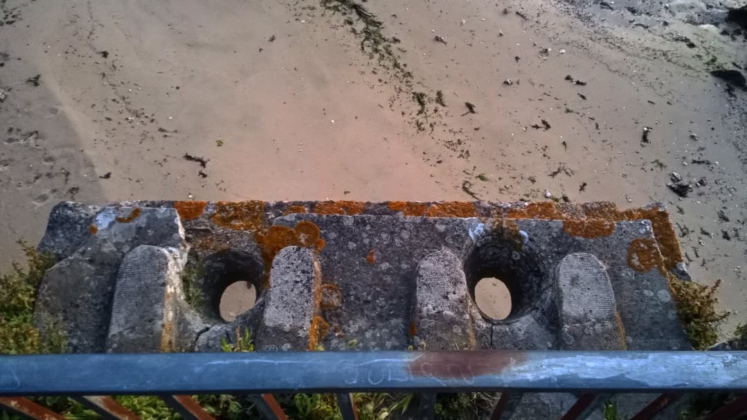Les remparts du port disposent de confort moderne.
Juste, faites gaffe à l'emplacement de votre serviette de plage.