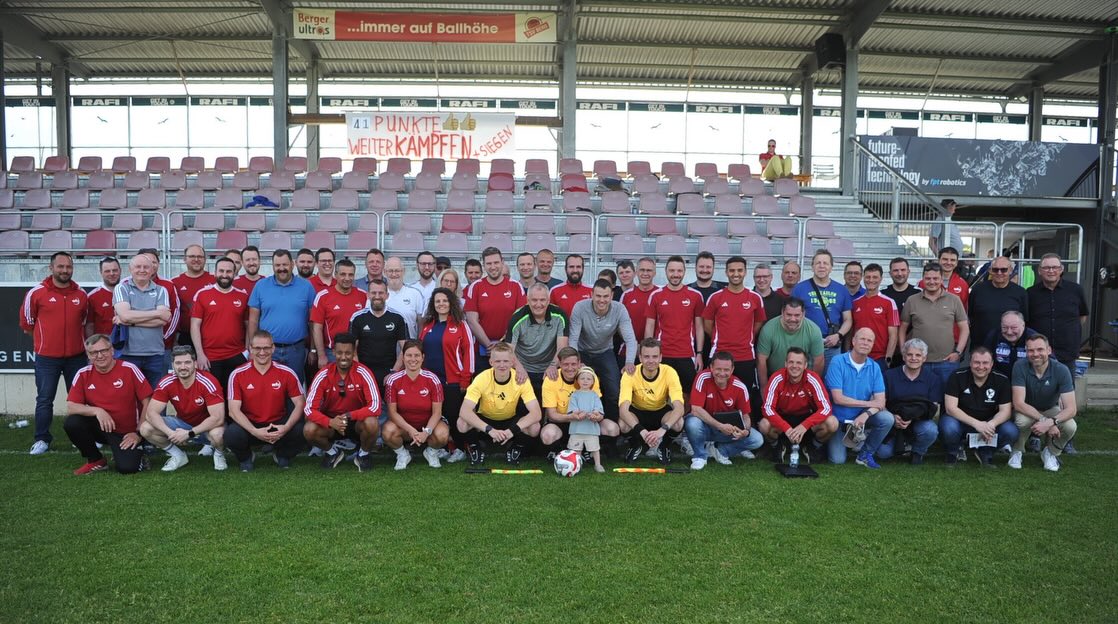 TÜV für unsere Beobachter ✅
Am vergangenen Wochenende holten sich unsere Beobachter den TÜV für die kommende Saison ab.
Philipp Herbst (Regionalliga), Daniel Leyhr (Anwärter Verbandsliga/Landesliga), Aufsteiger Dominik Pflüger (Verbandsliga/Landesliga) und Stefan Reuter (Bezirksliga) nahmen erfolgreich am Beobachter-Lehrgang in Wangen teil. ✅
Über zwei Tage verteilt stand zuerst der Regeltest mit anschließendem Konformitätstest anhand Videoszenen an.
Im Anschluss folgten Referate über Persönlichkeitsmerkmale, das moderne Laufspiel, sowie der Besuch und Beobachtung des Verbandsliga-Spiels TSV Berg gegen SSV Ehingen-Süd.
Am Abend wurde in Gruppenarbeit jeweils eine Beobachtung erstellt und auch hier zeigte sich, wie gut und einheitlich alle Beobachter sind, denn nahezu alle hatten die gleiche Endnote. Und natürlich durfte das gesellige Beisammensein nicht fehlen! 🍻😌
An dieser Stelle herzlich Willkommen Daniel im Kreise der Beobachter und herzlichen Glückwunsch an Dominik für den verdienten Aufstieg 👏🥳
Auch wollen wir uns bei Björn Vielberth bedanken, der aufgrund privater Themen auf eine Weiterführung seiner Beobachter-Tätigkeit verzichtet. Danke Björn 🙏🏼
Unseren Beobachtern wünschen eine gute Saison 2026/27 und allzeit ein gutes Händchen bei der Bewertung der Schiedsrichter! 🤝
#wfv #beobachter #schiedsrichter #srgreutlingen #ehrenamt