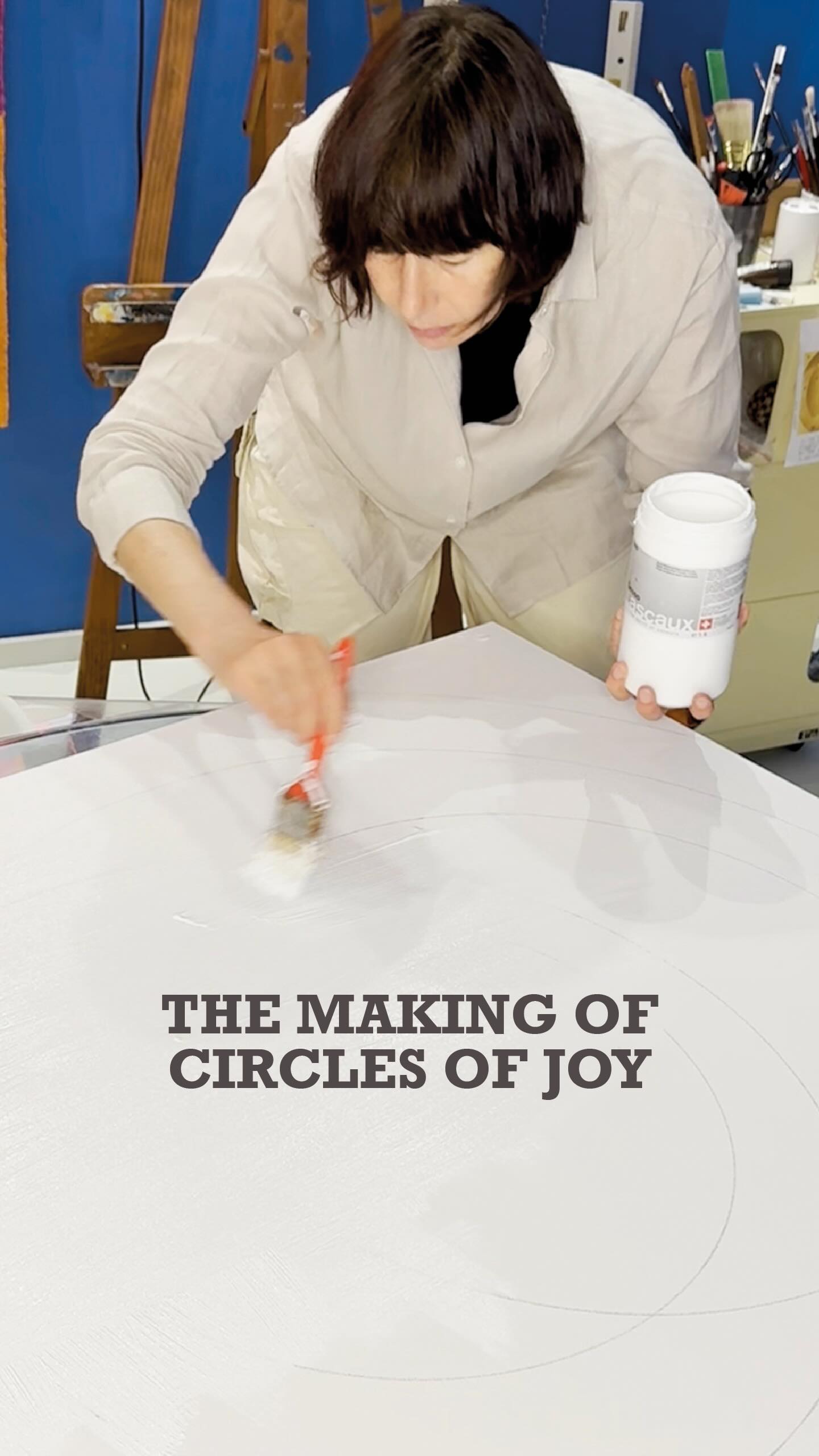 The making of Circles of Joy.
My paintings are compositions of circles.
The CIRCLE is a very simple geometric element that I EXPLORE.
I reduce it, expand it, and intersect it to find a sense of HARMONY.
I paint with a brush, WITHOUT MASKING, so precision is the result of great patience.
I work with acrylic paints on canvas, and each layer of colour requires between
five and seven coats to achieve such a uniform, solid surface.
👉 What surprises you most about this process?
Share your thoughts in the comments.
——
🇮🇹 La lavorazione dei Circles of Joy.
I miei quadri sono delle composizioni di cerchi.
Il CERCHIO è un elemento geometrico semplicissimo che INDAGO. Lo riduco, lo espando, lo interseco per trovare una FORMA ARMONICA.
Dipingo a pennello, NON MASCHERO, per cui la precisione è frutto di tanta pazienza.
Lavoro con colori acrilici su tela e ogni passaggio di colore prevede dalle 5 alle 7 mani, per ottenere un colore, una campitura così uniforme.
👉 Cosa ti colpisce di più di questa lavorazione?
Scrivimelo nei commenti!
🏷️ Contemporary abstract art | Hand-painted abstract works | Interior art for contemporary spaces | Colour, rhythm and harmony in space
#laurarota #laurarotaart #circlesofjoy #circlesofjoyart #earthsheart