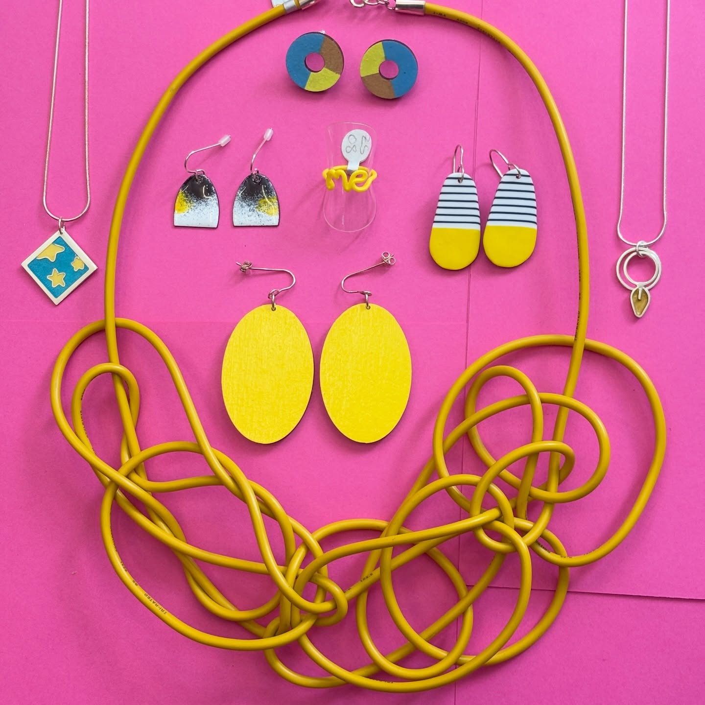 💛 Yellow 💛
Bright sunshine yellow themed jewellery perfect for your spring / summer wardrobe ☀️
All items are available in store and via our website 😀
#yellowjewellery #contemporaryjewellery #handmadejewellry #frannyandfiler #jewellery