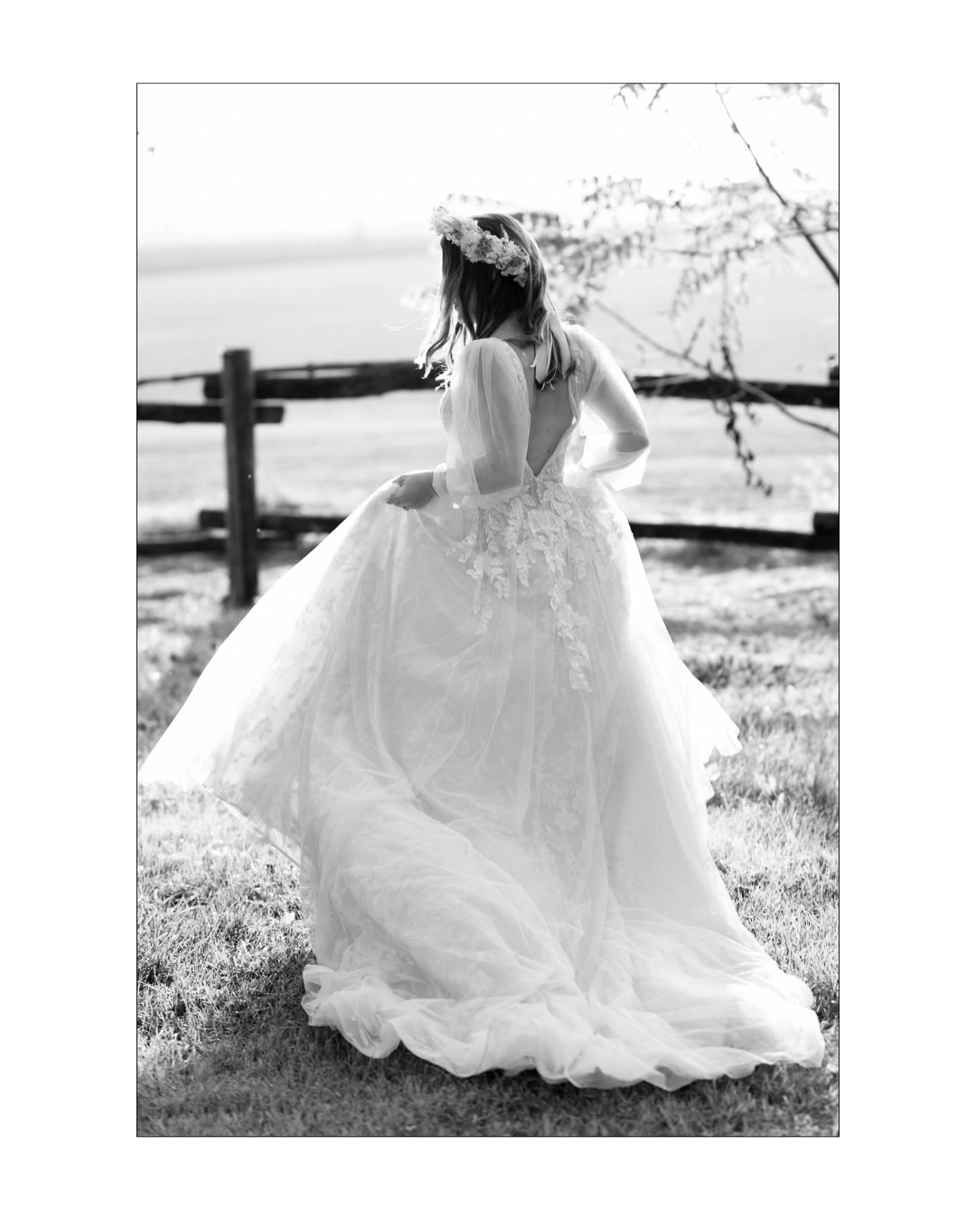 “Ma quindi fate solo foto spontanee?”
È una delle domande che ci fanno più spesso.
La verità è che il nostro reportage di matrimonio non significa lasciare tutto al caso.
Significa raccontare ciò che accade davvero… aggiungendo però anche immagini eleganti, pulite e senza tempo.
Durante il matrimonio ci muoviamo in silenzio, catturando emozioni vere, sguardi, abbracci e dettagli che spesso nemmeno vi accorgete di vivere.
Ma quando arriva il momento dei ritratti, non vi lasciamo mai soli davanti alla camera.
Vi guidiamo con naturalezza, attraverso piccoli gesti, movimenti e momenti reali, per ottenere fotografie autentiche, spontanee ed eleganti.
Niente pose rigide, Niente scene finte.
Solo voi, nella vostra versione più vera… con quell’atmosfera editoriale che rende ogni immagine senza tempo.
È proprio questo il nostro stile fotografico:
un equilibrio tra la spontaneità del reportage e l’eleganza dell’editoriale.
Perché le fotografie più belle non sono quelle perfette.
Sono quelle che vi fanno rivivere esattamente ciò che avete provato.
✨ E voi cosa amate di più in una foto di matrimonio?
L’emozione spontanea o il ritratto elegante? Scrivetecelo nei commenti.
#sposi #fotografodimatrimonio #fotoeditorial #matrimonio #weddingplanner