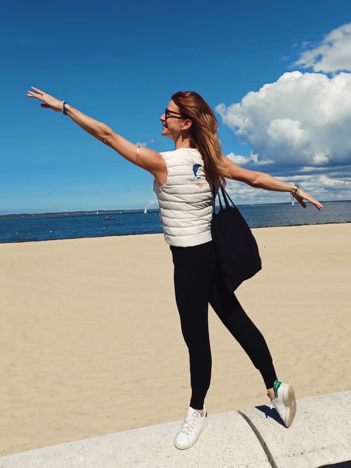 Aujourd’hui, en cette Journée Internationale de la Danse ✨
J’ai une pensée particulière pour vous tous.
Pour celles et ceux qui dansent avec passion, qui doutent mais continuent,
qui cherchent encore leur place,
qui se reconstruisent,
qui visent haut, très haut parfois trop durement avec eux-mêmes.
J’ai une pensée pour les corps fatigués,
les esprits exigeants,
les cœurs sensibles qui veulent bien faire, profondément.
Mais aussi pour les enseignants, les artistes, les amateurs, les parents,
et celles qui mettent la vie en mouvement, les jeunes et futures mamans
Et tous ceux qui accompagnent, soutiennent, encouragent.
La danse n’est pas seulement ce que l’on voit sur scène.
C’est tout ce qui se vit à l’intérieur.
Alors aujourd’hui, je vous souhaite de danser avec plus de douceur, plus d’écoute, plus de confiance.
Et de ne jamais oublier, que votre valeur ne se mesure pas à la perfection, mais à tout ce que vous osez exprimer💫
Belle Journée de la Danse à tous 💙✨
#29avril #internationaldanceday #journeeinternationaledeladanse