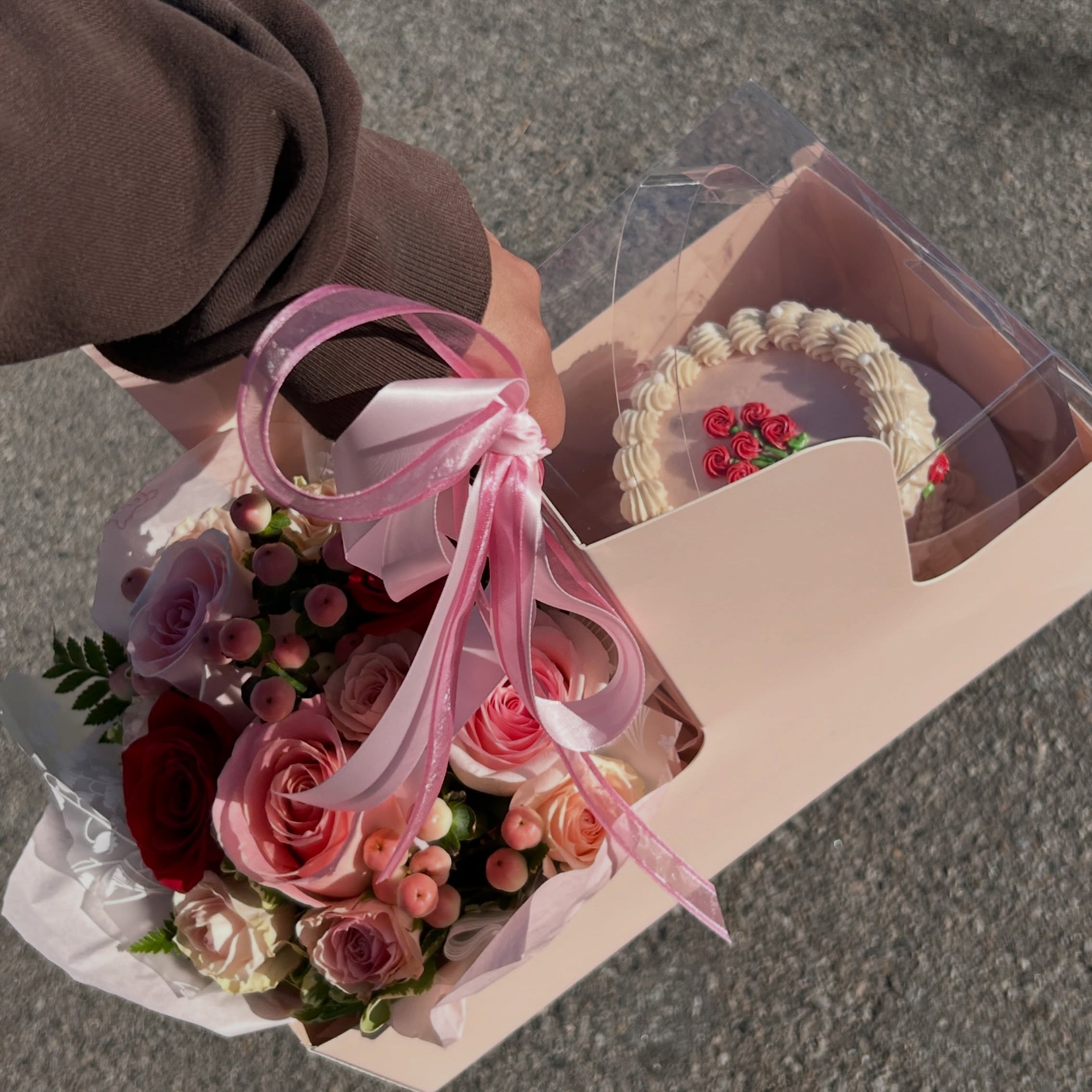 Don’t forget to get your cake orders in before they run out 🩷
This set is available for $58, a small arrangement and a bento cake!