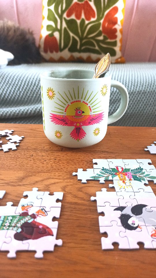 Ça vous dit de passer une petite journée avec moi?
Et bien voilà déjà un petit résumé rapide de cette journée.
Ok on est au mois de mai me direz vous mais ici c'était plutôt un temps de novembre donc mon puzzle dessiné pour @hirondellesetcie était parfait pour les moments de pause!
D'autant plus que j'ai pu inuagurer le magnifique mug en céramique que nous avons sorti! Cette nouvelle forme est à tomber, entre son émail mat sur le dessus, brillant à l'interieur et sa forme tout en arrondi!
Je vous montrerais très bientôt les 5 modèles de la collection Far West mais une chose est sûre : je les adore!!! 🤩
Vos commandes de bijoux et le stock pour mon expo à Oléron avance doucement mais sûrement : le temps du fait main ✋😉
°°°
Douce soirée à vous!
°°°
#vlog #creation #art #slowlife #puzzle
