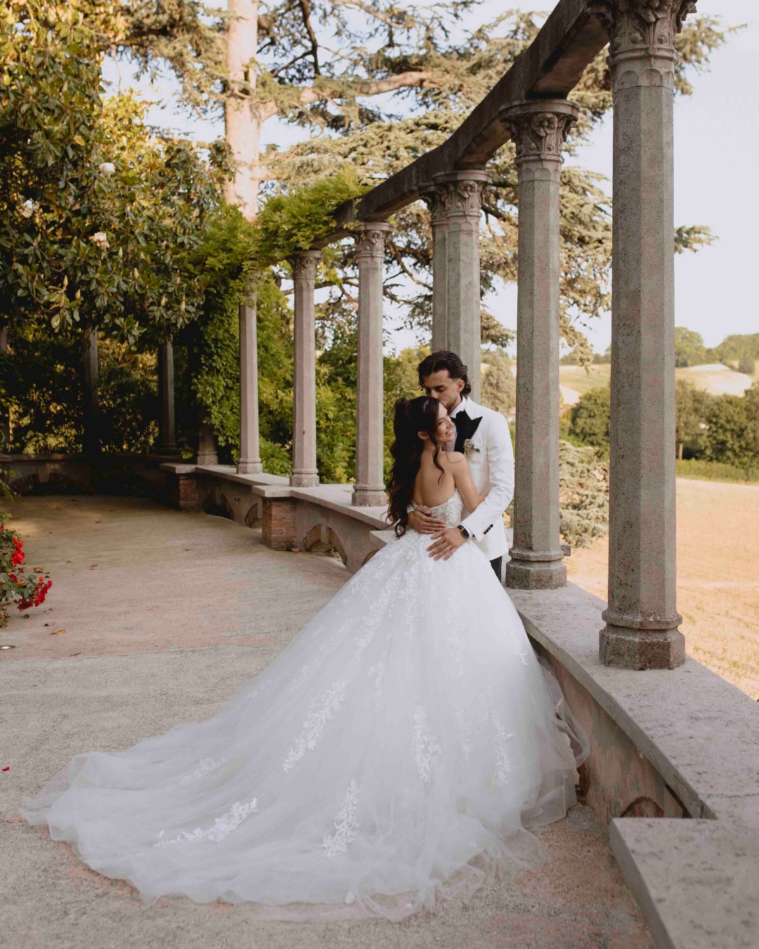 “Ma quindi fate solo foto spontanee?”
È una delle domande che ci fanno più spesso.
La verità è che il nostro reportage di matrimonio non significa lasciare tutto al caso.
Significa raccontare ciò che accade davvero… aggiungendo però anche immagini eleganti, pulite e senza tempo.
Durante il matrimonio ci muoviamo in silenzio, catturando emozioni vere, sguardi, abbracci e dettagli che spesso nemmeno vi accorgete di vivere.
Ma quando arriva il momento dei ritratti, non vi lasciamo mai soli davanti alla camera.
Vi guidiamo con naturalezza, attraverso piccoli gesti, movimenti e momenti reali, per ottenere fotografie autentiche, spontanee ed eleganti.
Niente pose rigide, Niente scene finte.
Solo voi, nella vostra versione più vera… con quell’atmosfera editoriale che rende ogni immagine senza tempo.
È proprio questo il nostro stile fotografico:
un equilibrio tra la spontaneità del reportage e l’eleganza dell’editoriale.
Perché le fotografie più belle non sono quelle perfette.
Sono quelle che vi fanno rivivere esattamente ciò che avete provato.
✨ E voi cosa amate di più in una foto di matrimonio?
L’emozione spontanea o il ritratto elegante? Scrivetecelo nei commenti.
#sposi #fotografodimatrimonio #fotoeditorial #matrimonio #weddingplanner