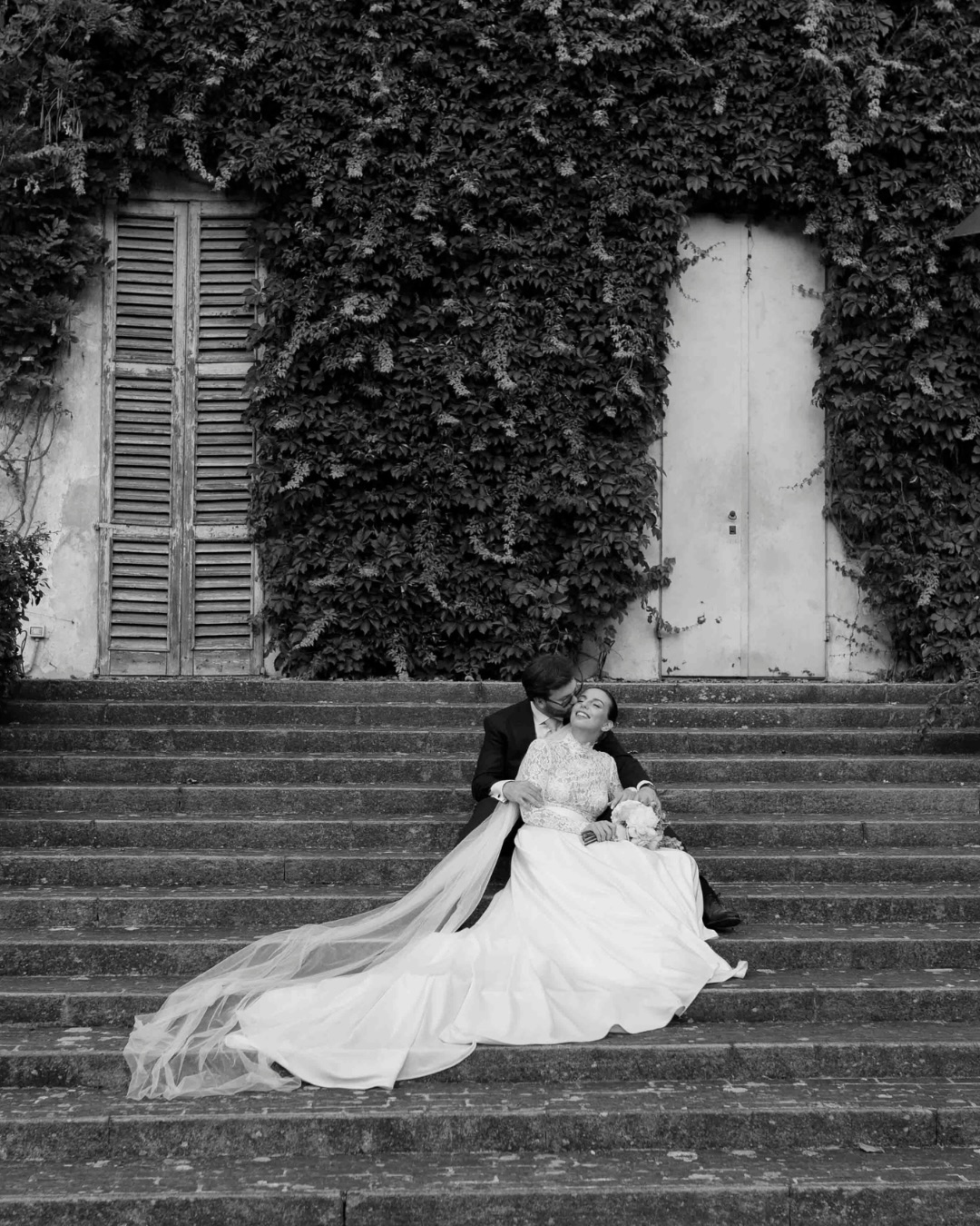 “Ma quindi fate solo foto spontanee?”
È una delle domande che ci fanno più spesso.
La verità è che il nostro reportage di matrimonio non significa lasciare tutto al caso.
Significa raccontare ciò che accade davvero… aggiungendo però anche immagini eleganti, pulite e senza tempo.
Durante il matrimonio ci muoviamo in silenzio, catturando emozioni vere, sguardi, abbracci e dettagli che spesso nemmeno vi accorgete di vivere.
Ma quando arriva il momento dei ritratti, non vi lasciamo mai soli davanti alla camera.
Vi guidiamo con naturalezza, attraverso piccoli gesti, movimenti e momenti reali, per ottenere fotografie autentiche, spontanee ed eleganti.
Niente pose rigide, Niente scene finte.
Solo voi, nella vostra versione più vera… con quell’atmosfera editoriale che rende ogni immagine senza tempo.
È proprio questo il nostro stile fotografico:
un equilibrio tra la spontaneità del reportage e l’eleganza dell’editoriale.
Perché le fotografie più belle non sono quelle perfette.
Sono quelle che vi fanno rivivere esattamente ciò che avete provato.
✨ E voi cosa amate di più in una foto di matrimonio?
L’emozione spontanea o il ritratto elegante? Scrivetecelo nei commenti.
#sposi #fotografodimatrimonio #fotoeditorial #matrimonio #weddingplanner