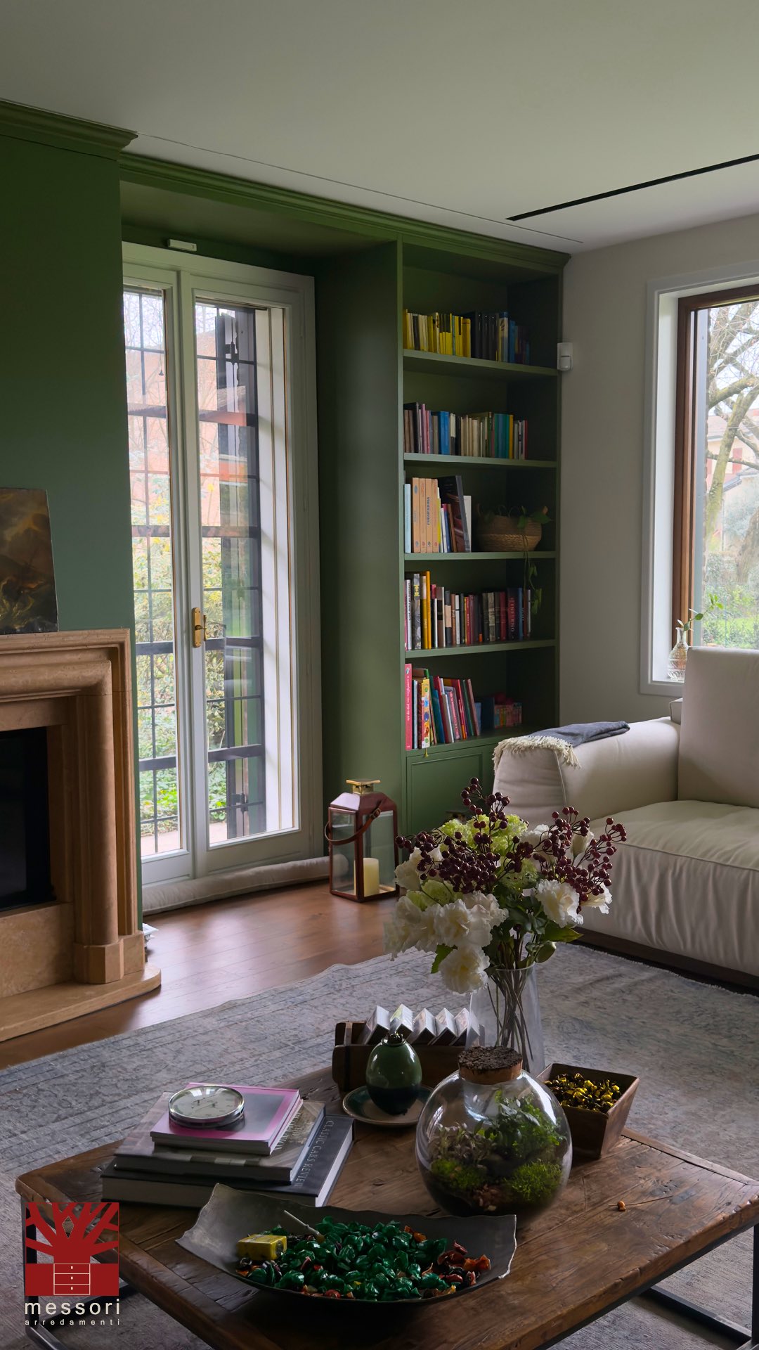 Verde limone. 🍋 Non c’era nessun dubbio, quello sarebbe stato il colore della parete-libreria e della parete-camino di questa sala che grazie alle porte finestra e alla grandi vetrate sembra dialogare con il giardino.
L’ispirazione viene dalla passione dei proprietari per l’antichità ma la componente gialla di questa tonalità di verde lo rende vibrante e fresco. Il risultato e’ una eleganza classica rivisitata e un ambiente ricco e non banale.
Il coraggio questa volta a nostro avviso e’ ripagato!
Voi che ne pensate?
#MessoriArredamenti #libreriasumisura #interiordesign #homedecor #designitaliano