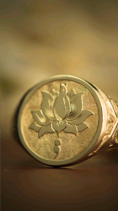 Do you know what the lotus flower and semi colon mean? The lotus flower represents rising from the mud (as you'll see on the sides with the stems reaching up from the mud) while the semi colon represents the author who chose not to end the sentence. β¨οΈ
This meaningful 18ct yellow gold signet ring was handmade, hand engraved and hand sculpted to bring to life the design that was banging around in my clients head for awhile. She knew she wanted the symbolism on top. The rest we came up with along the way.
Hope you love it as much as I did making it!πͺ·
#alexandragasparinijewellery #handmadejewellery #engravedjewellery #signetring #lotusflowerjewellery