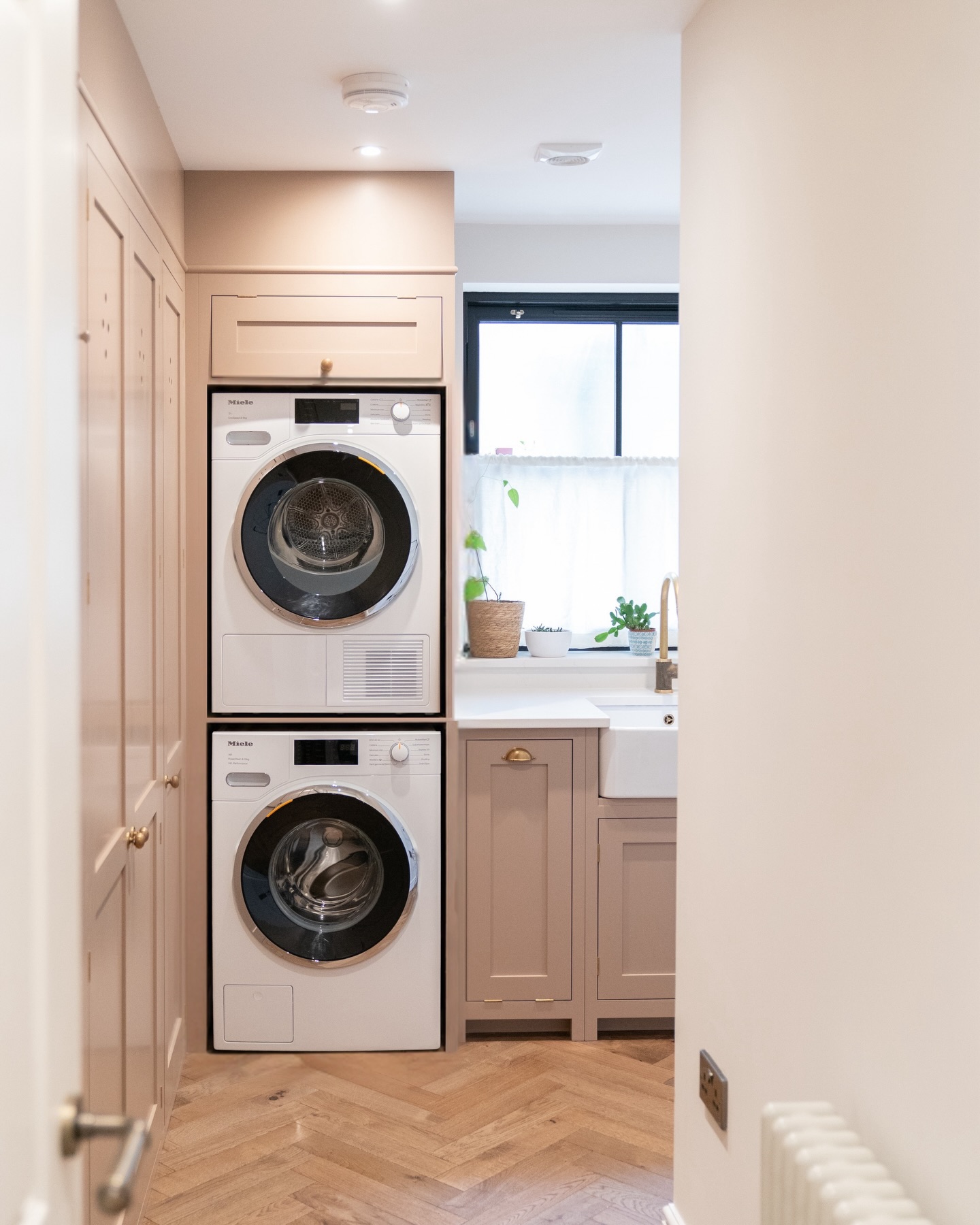 There’s a lot to love about a @devolkitchens Princelet Pink utility 💗
@modhdesign @whbrading @siennnaeva
devol kitchens l utility room design l shaker cabinetry l bespoke utility room l timeless interiors l interior designers Hampshire l Isle of Wight