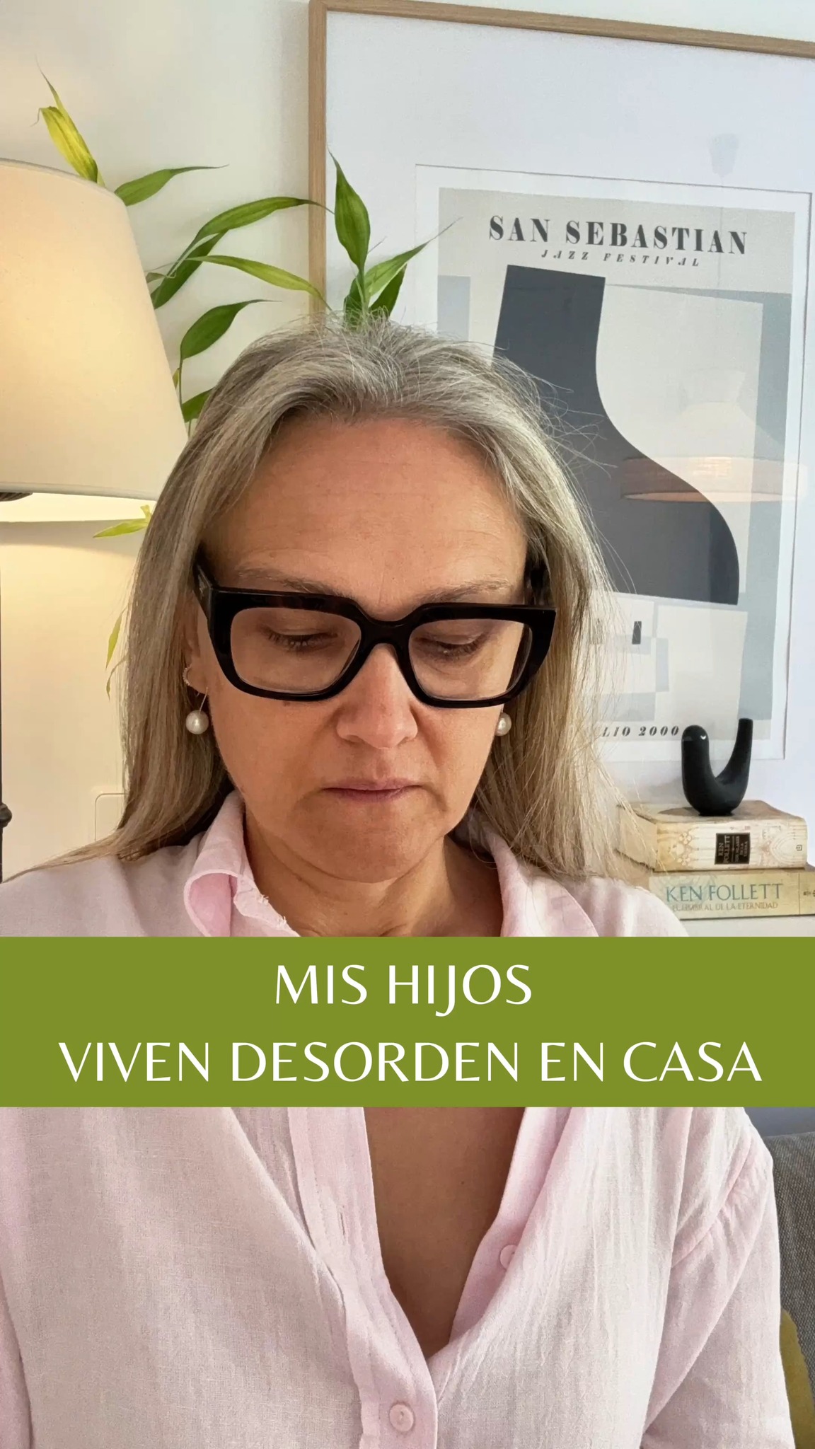 Si de la situación de desorden y acumulación de objetos que vivís en casa, lo que más te duele es ver el ejemplo que está siendo para tus hijos y el que no pueden disfrutar de traer a sus amigos a casa, te propongo dejar de machacarte más por ello y usarlo como palanca de acción que te impulse para actuar y acabar con el desorden con ese objetivo.
Y eso sí,... antes de empezar a actuar, piensa….
¿Qué crees que realmente necesitas para conseguirlo?
¿Tiempo? ¿Ayuda? ¿Más espacio? ¿Más armarios? ¿Un paso a paso? ¿Saber qué hacer con cada objeto?
Cuidado con lo que te respondes porque marcará tu modo de abordar el proceso de ordenar.
Puede llevarte a perderte en comprar cajas y cajas, en buscar un trastero para alquilar, en leerte un libro,..., en resumidas cuentas, empezar a consumir tiempo y recursos quizá en la dirección equivocada.
Si deseas conocer qué 3 FORMAS tienes de actuar frente al desorden y la acumulación de objetos, y como 2 de ellas te harán perder el tiempo porque no te permitirán acabar con ello para siempre, comenta con la palabra "SALIR" 🙋♀️ y te hago llegar un video donde te cuento más ✨
#tresinteriores #LibérateDelDesorden #DesapegoConsciente #SoltarParaCrecer #AdiósAcumulación #VivirSinDesorden #PsicologíaDelOrden #CreenciasQueAtrasan #CambioDeMirada #BloqueosYDesorden #MenteOrdenadaVidaOrdenada #OrdenYBienestar #MujeresQueTransforman #ReinventaTuVida #AdiósAcumulación #ViviendoLigera #CrecimientoPersonalMujer