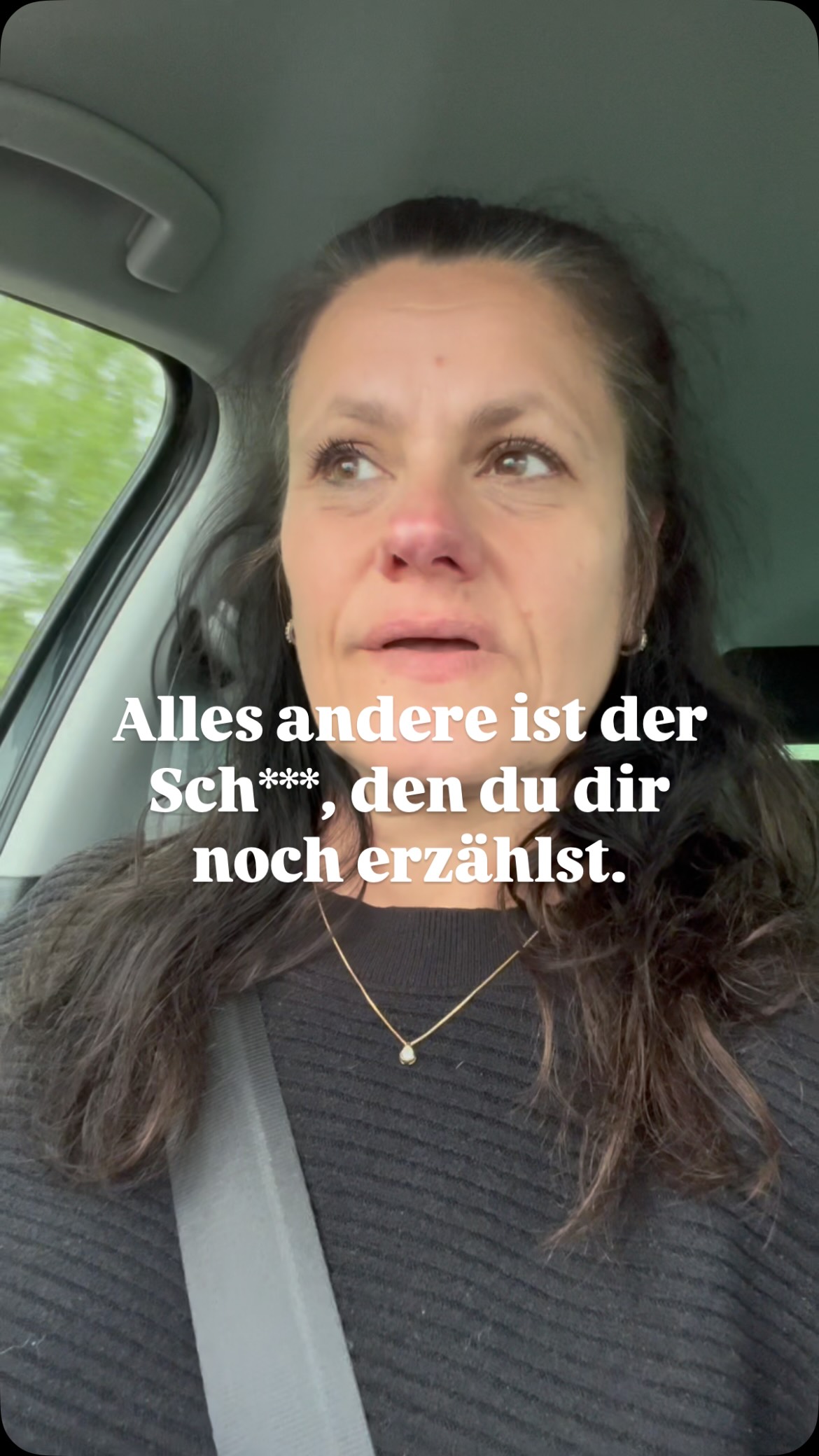 Dein Gehirn liebt das Bekannte – auch wenn es dich kaputt macht.
Wir nennen mangelnden Respekt „Kompliziertheit“.
Wir verkaufen Grenzüberschreitungen als „Leidenschaft“.
Und wir nennen Menschen, die uns emotional verhungern lassen, „geheimnisvoll“.
Aber das ist alles nur eine Strategie deines Egos, um den Schmerz der Veränderung zu vermeiden.
Hohe Standards fangen nicht damit an, Forderungen an andere zu stellen. Sie fangen damit an, dass du aufhörst, deine eigenen Warnsignale wegzuerklären.
Wenn es sich nicht nach Frieden anfühlt, ist es kein Wachstum.
Hör auf, die Realität zu schönen, nur damit du nicht gehen musst.
Welche Muster dich halten und wie du sie langfristig hinter dir lässt, um wirklich so zu leben und zu lieben, wie du es verdient hast, zeige ich dir gern.
Schreib „YES“ in die Kommentare, wenn es dir genauso geht.