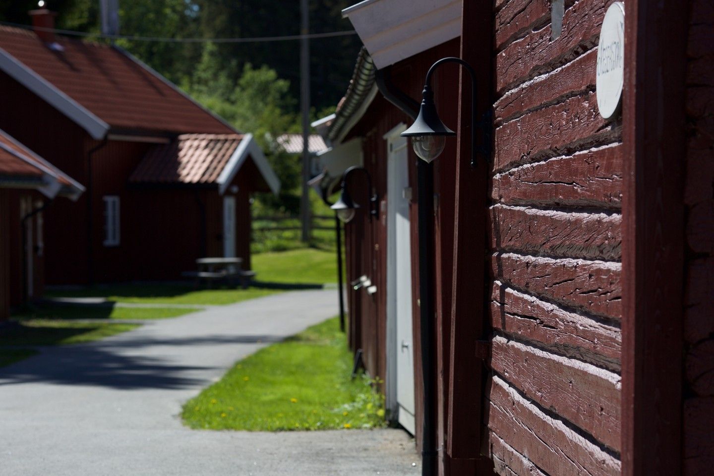 45 rom. 19 hus. Null fremmede gjester.
Når dere leier hele Kleivstua eksklusivt, er det bare teamet deres, bryllupsfølget deres eller selskapet deres som fyller husene, møterommene og fellesarealene.
Ingen ukjente i lobbyen. Ingen andre grupper i spisesalen. Bare dere 🌲
Vi har bygget Kleivstua for helhetsopplevelser. Ikke for å fylle flest mulig senger med flest mulig gjester. Det betyr at når dere er her, er alt tilrettelagt for akkurat deres program, deres tempo og deres behov.
35 minutter fra Oslo ligger vi midt i Krokskogen med plass til opptil 112 overnattingsgjester. 8 møterom. Tømmervegger og nybrygget kaffe mellom øktene.
Det er forskjell på å booke et hotell og å få et helt sted for dere selv.
Vi viser dere gjerne forskjellen ☕