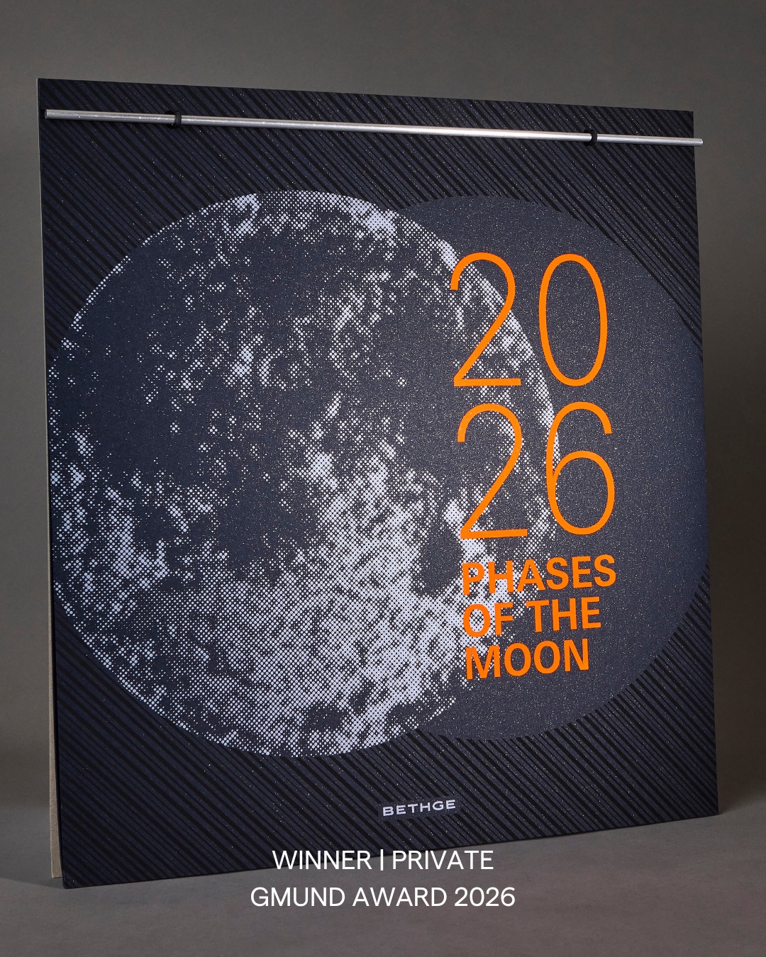 The winner of the “Private” category is the 2026 “Moon Phase Calendar / Wall Calendar” by Bethge Treuleben @bethge.store. The project combines artistic design with high-quality materials and traditional craftsmanship.
Printed on Gmund Moonlight using hand screen printing, the calendar features striking custom color gradients with metallic pigments and an iridescent finish. A bold neon accent on the cover completes the visual concept.
#gmundaward #gmundaward2026 #gmundpaper #mooncalendar #screenprinting