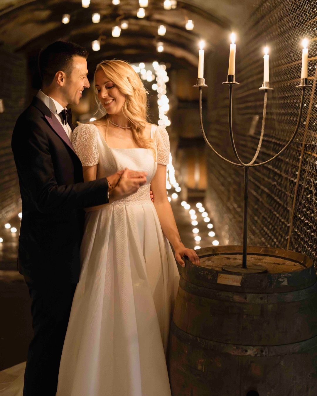 “Ma quindi fate solo foto spontanee?”
È una delle domande che ci fanno più spesso.
La verità è che il nostro reportage di matrimonio non significa lasciare tutto al caso.
Significa raccontare ciò che accade davvero… aggiungendo però anche immagini eleganti, pulite e senza tempo.
Durante il matrimonio ci muoviamo in silenzio, catturando emozioni vere, sguardi, abbracci e dettagli che spesso nemmeno vi accorgete di vivere.
Ma quando arriva il momento dei ritratti, non vi lasciamo mai soli davanti alla camera.
Vi guidiamo con naturalezza, attraverso piccoli gesti, movimenti e momenti reali, per ottenere fotografie autentiche, spontanee ed eleganti.
Niente pose rigide, Niente scene finte.
Solo voi, nella vostra versione più vera… con quell’atmosfera editoriale che rende ogni immagine senza tempo.
È proprio questo il nostro stile fotografico:
un equilibrio tra la spontaneità del reportage e l’eleganza dell’editoriale.
Perché le fotografie più belle non sono quelle perfette.
Sono quelle che vi fanno rivivere esattamente ciò che avete provato.
✨ E voi cosa amate di più in una foto di matrimonio?
L’emozione spontanea o il ritratto elegante? Scrivetecelo nei commenti.
#sposi #fotografodimatrimonio #fotoeditorial #matrimonio #weddingplanner