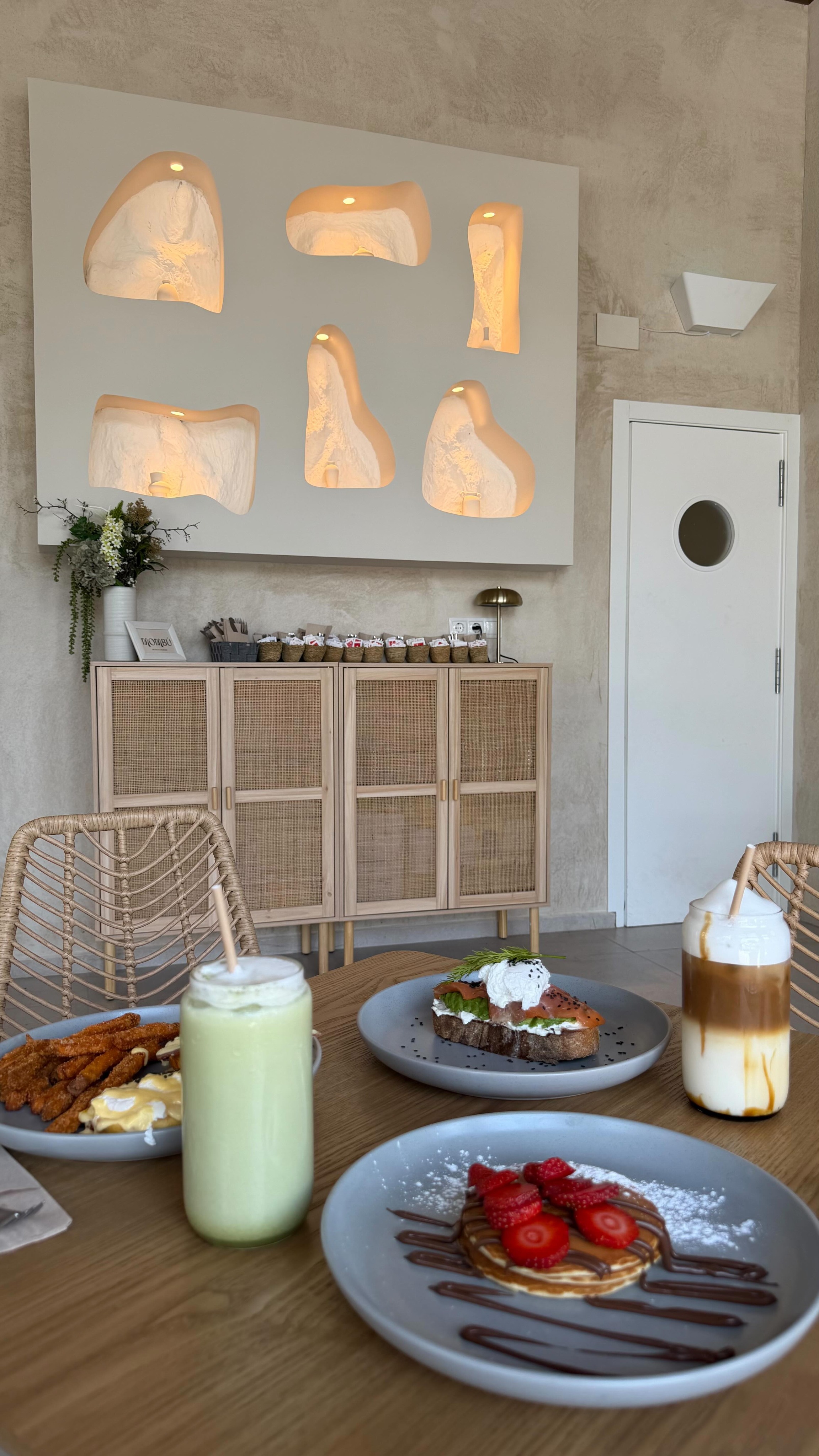 Si tuviera que elegir mi desayuno o brunch perfecto… estaría entre estas dos opciones 👀✨
🥑 Opción healthy (pero brutal):
La suprema de salmón con huevo poché, aguacate, queso crema y salmón… simplemente espectacular. Y para acompañar, un ice matcha vainilla sin azúcar tamaño grande, que entra suave y refrescante 🤍
🍳 Opción “me lo merezco todo”:
Los Bendito MOMBÚ, un clásico que nunca falla: huevos benedictinos con salsa holandesa (puedes elegir bacon o salmón) + patatas de boniato 🔥
Después, un caramel latte y para rematar… pancakes con Nutella y fruta 🥞
¿Team healthy o team capricho total? 😏 #brunchtorrellano #brunchelche #brunchalicante #alicante #planesalicante