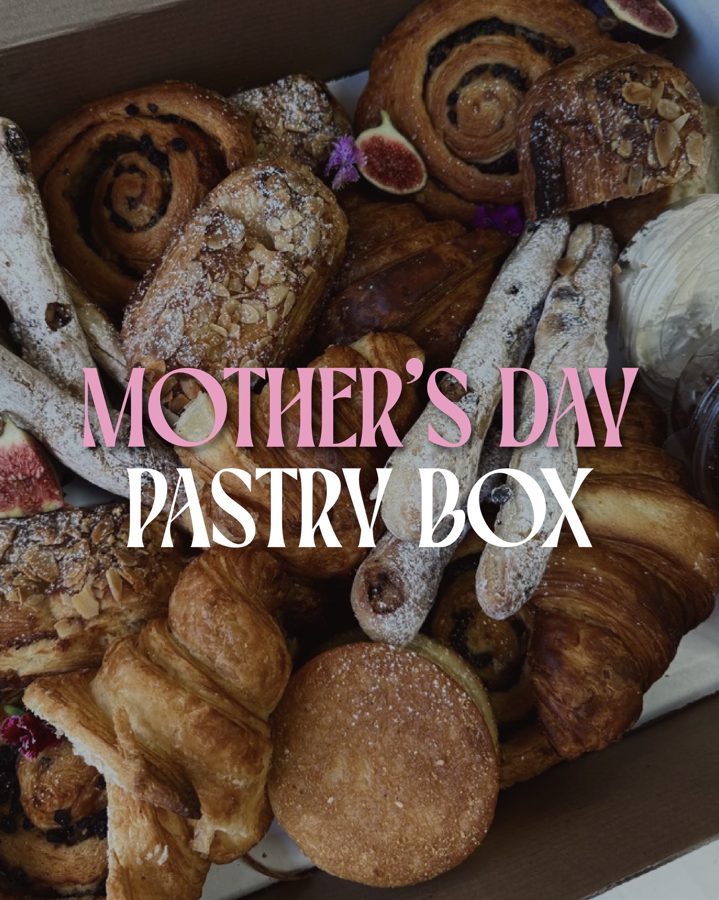 Skip the flowers… bring pastries 🥐💐
Our Mother’s Day Croissant & Pastry Platter Box is made for slow mornings and shared moments 🤍
Spoil her (and everyone else at the table) with golden croissants, almond pain au chocolat, pain au raisins and fresh scones served with cheddar, clotted cream and strawberry jam 🍓
Serves 6–10 for R895
Available to order online | final orders by Friday, 8 May at 5PM