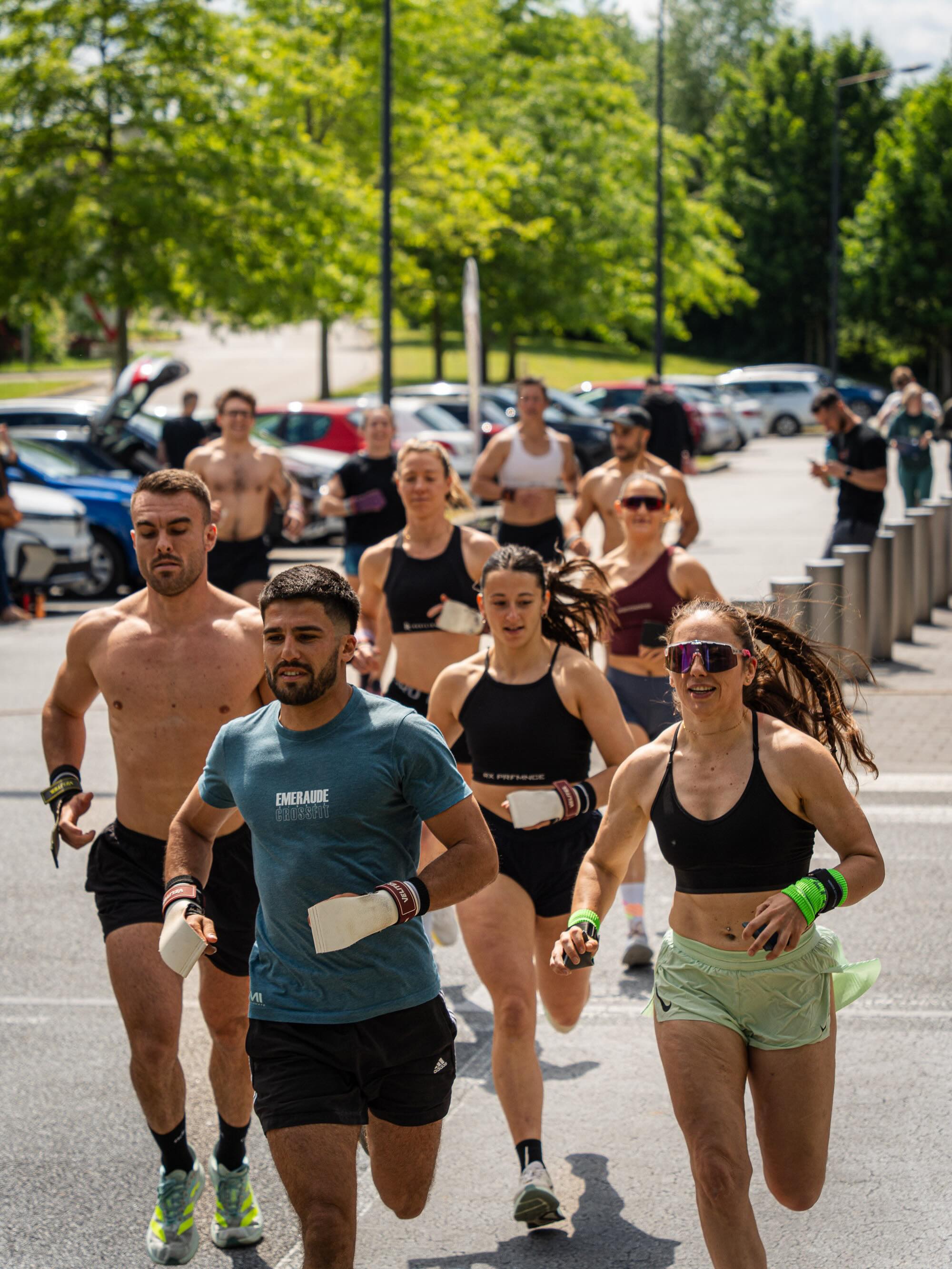 Résultats Mayenne Hybrid Race « GYM »
Classement Inter :
1. Les TT 35â53
2. Two Sanglier One Bar 38â43
3. Team Pattes carbo 40â53
4. Team Dragimilk 41â10
5. Team Orange Bleue 41â31
6. JJ Wod Machine 42â38
7. Cuir et Moustaches 43â21
8. ZĂ©ro cerveau, ZĂ©ro Cardio 54â38
âž»
Classement RX :
1. Pas de bras, pas dâbras 49â26
2. Les Pomplars 52â01
3. Maverick Broâs 52â33
4. Back to 2021 53â24
5. Les Spritz 56â40
6. Sandrynes Team 56â47
7. Le boeuf et le Golden 59â20
8. Les Barbell Bros 1h01â20
9. Chouffe qui peut 1h03â06
10. Los Muchachos 1h05â25
11. Team RX mais pas trop 1h07â49
12. Wodokas
13. TempĂȘtes dâĂ©motion 1h27â00
âž»
Classement Ălite :
1. Jan Anthony 48â45
2. Simon Gamier 53â39
3. Alexandre Goulard 57â28
4. Paul-Antoine Normand 1h01â39
5. Gaetan Flore 1h09â44
6. Christophe Poirier 1h11â59
7. Maxence Jouet 1h13â22
8. Brice Fontaine 1h16â13
9. Cherif Bachir 2h05â10
10. Alexander Lasala DNF
Photos : @ewen_qfflc