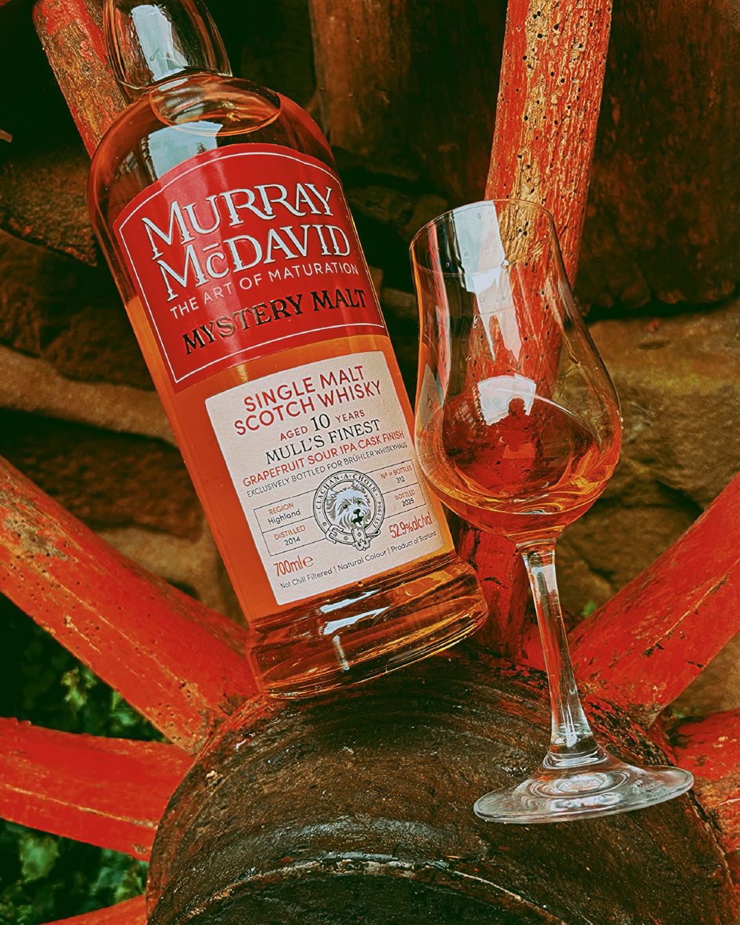 This is a whisky I probably wouldn’t have bought without trying it as a sample first (it already appeared in a Workbench Sample episode).
Mull’s Finest 10 Years (Vintage 2014), Grapefruit Sour IPA Cask Finish by @murraymcdavid , exclusively bottled for @bruehler_whiskyhaus at 52.9% ABV.
It sounds unusual at first, but in the glass it’s surprisingly balanced. For me it’s all about that bright grapefruit line meeting coastal smoke.
Nose: grapefruit zest, sea spray, Ledaig smoke.
Palate: sour citrus, pine resin, honeyed malt.
Finish: grapefruit pith, brine, earthy smoke.
Beer casks in whisky: yes or no?
Unpaid advertisement. Enjoy alcohol responsibly and only if you’re of legal drinking age.
___________________________________
Das ist ein Whisky, den ich mir vermutlich nie gekauft hätte, wenn ich ihn nicht vorher als Sample probiert hätte (war auch schon Teil einer Workbench-Sample-Folge).
Mull’s Finest 10 Jahre (Vintage 2014) mit Grapefruit Sour IPA Cask Finish von Murray McDavid, exklusiv abgefüllt für Brühler Whiskyhaus mit 52,9% Vol.
Klingt erstmal ungewöhnlich, ist im Glas aber erstaunlich ausgewogen. Für mich lebt er von dieser klaren Grapefruit-Linie, die auf maritimen Rauch trifft.
Nase: Grapefruit-Zeste, Meerspray, Ledaig-Rauch.
Gaumen: saure Zitrusfrucht, Kiefernharz, honziger Malzton.
Finish: Grapefruit-Schale, Salzlake, erdiger Rauch.
Beer casks in whisky: ja oder nein?
Unbezahlte Werbung. Alkohol nur ab gesetzlichem Mindestalter und in Maßen genießen.
#whisky #singlemalt #peatedwhisky #caskfinish #whiskycommunity