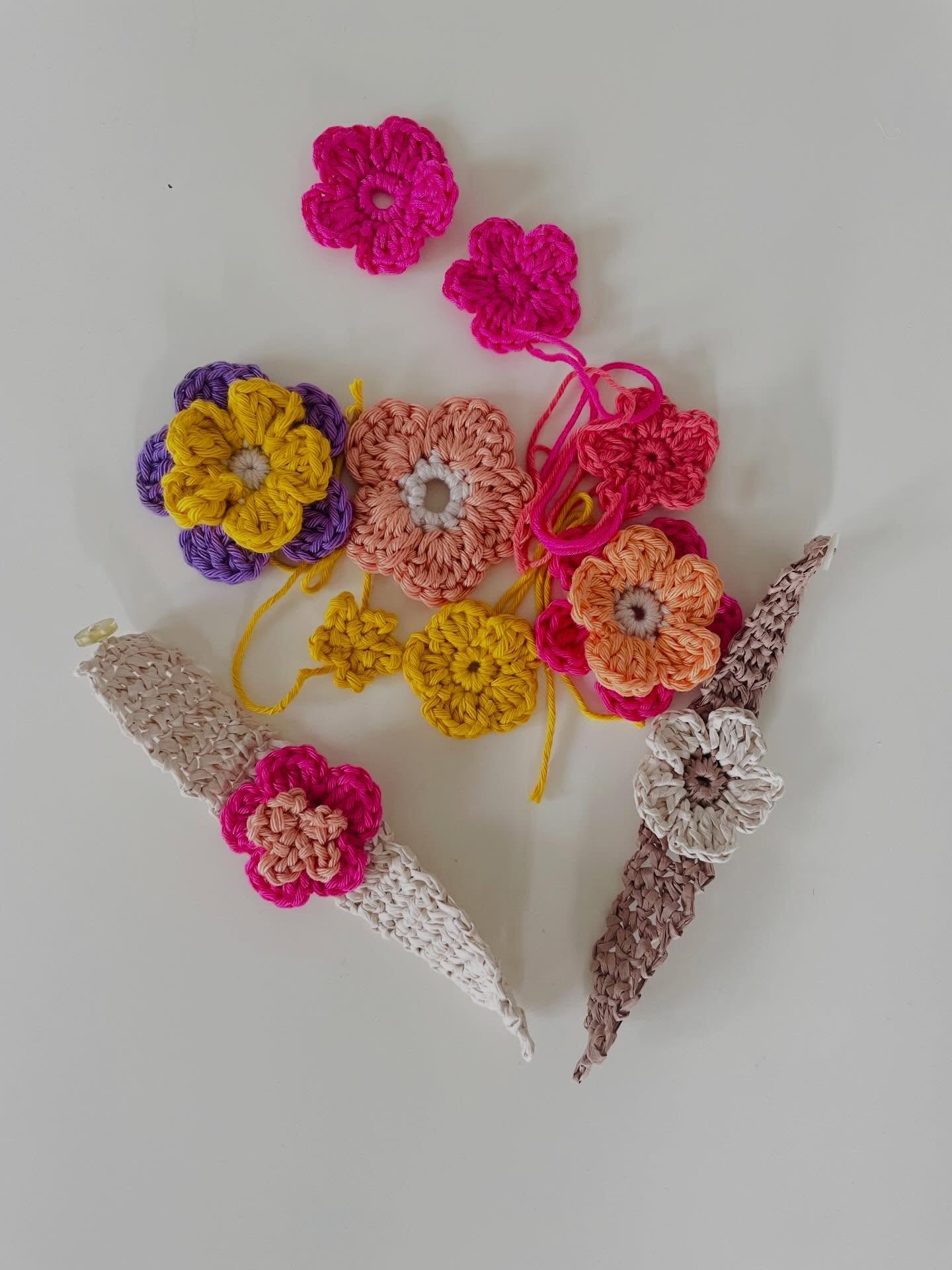 🧶Neues Projekt aus Blumen🌸 … so viele Möglichkeiten mit den süßen Blümchen und irgendwie macht es gute Laune, die zu häkeln ist und zu tragen 🥰. Wie gefällt euch das Blumen-Armband 🌸? Habt ihr noch weitere Ideen , was man aus den hübschen Blumen machen kann? Dann her damit😊.
#häkeln #blumenliebe #häkelblume #maschenherz #häkelanleitung