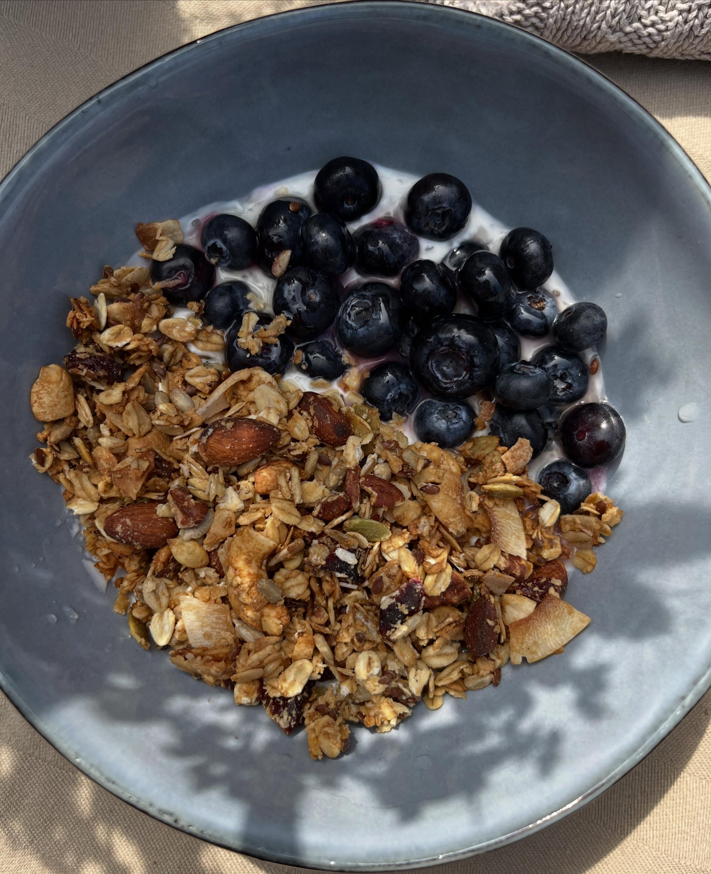 De zomer komt eraan, dus op tafel verschijnen weer de eerste echte seizoenssmaken: vers fruit en lichte ontbijtjes☀️🫐