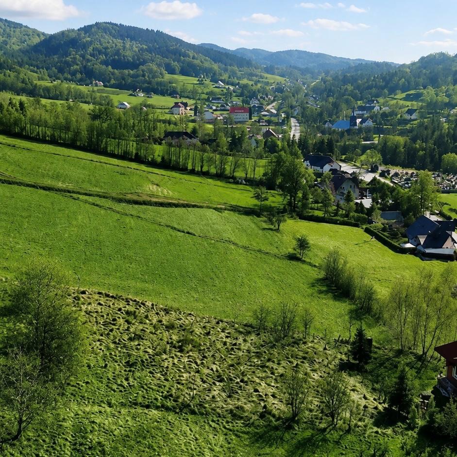 💰 149 tys. zł
📍Widokowa działka budowlana w Wilkowisku 🌿
Są miejsca, które od pierwszej chwili dają poczucie spokoju…
Miejsca, gdzie poranki zaczynają się od widoku zielonych wzgórz, a wieczory kończą ciszą i zachodami słońca nad Beskidem Wyspowym ✨
Na sprzedaż pięknie położona działka budowlana o powierzchni 1039 m², objęta miejscowym planem zagospodarowania przestrzennego w terenach zabudowy mieszkaniowej / mieszkaniowo-usługowej.
📐 Wymiary działki:
▪️ ok. 27 m szerokości
▪️ ok. 37 m długości
Dzięki regularnemu kształtowi i korzystnym proporcjom działka świetnie sprawdzi się pod budowę wymarzonego domu z ogrodem, nowoczesnej willi lub domu z częścią usługową 🌿
Największe atuty nieruchomości:
✔️ piękne panoramiczne widoki
✔️ spokojna i kameralna okolica
✔️ teren objęty MPZP
✔️ zabudowa mieszkaniowa / mieszkaniowo-usługowa
✔️ dojazd drogą asfaltową
✔️ służebność przejazdu drogą utwardzoną
✔️ sąsiedztwo nowej zabudowy jednorodzinnej
✔️ bliskość natury i terenów zielonych
To miejsce ma wyjątkowy klimat ❤️
Przestrzeń, światło i widoki sprawiają, że już od pierwszej chwili można wyobrazić sobie tutaj swój przyszły dom.
🤝 Zapraszamy do kontaktu i prezentacji nieruchomości.
_____________
📍Mszana Dolna, ul. Starowiejska 4C
☎️ tel. 798 370 312
📩 anna@apexkoncept.pl
🌐 www.apexkoncept.pl
#działka #działkabudowlana #wilkowisko #nieruchomości #beskidwyspowy