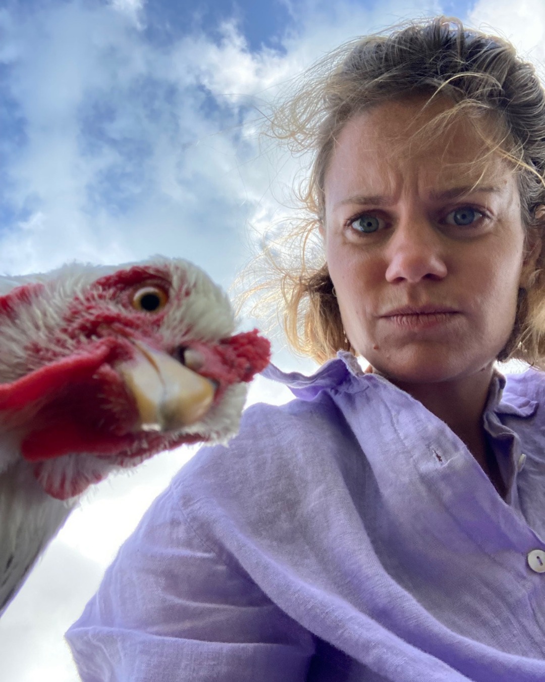 Hoe positioneer je de kip als glamorous wezen? ✨ 🐓
Dat is de vraag die @lindertjemans bezighoudt. Ze is theatermaker, performer en mede-oprichter van @FirmaMES, dat documentair theater maakt over dat gesloten werelden opent en macht bevraagt. Eerder maakte ze The Gaia Hypothesis, over de aarde als één levend, zelfregulerend organisme.
Dit jaar werkt ze samen met ons in het Symbio Kunst Lab, rondom het thema het onzichtbare leven van dieren in de vee-industrie. In Nederland leven 100 miljoen kippen, aan het dagelijkse zicht onttrokken.
In haar nieuwe voorstelling Chicks in dialogue, maakt Lindertje dit zichtbaar en vooral ook hoorbaar, in een interactieve cursus kippentaal die uitmondt in een kakelopera.
Via verbeelding, bewondering en het oefenen van geluiden stappen we uit onze menselijke comfortzone en oefenen we empathie met een ander wezen: wat zou de kip ons te zeggen hebben?
Chicks in Dialogue speelt dit weekend bij @O.Festival.Rotterdam (er zijn nog kaarten!!) Op Oerol deze zomer is de voorstelling al uitverkocht. Check het volledige speelschema via firmames.nl/agenda
Lees meer over het Symbio Kunst Lab stichtingsymbio.nu/kunst-lab
#SymbioKunstLab #ChicksInDialogue #FirmaMES #dieren #kippen #StichtingSymbio