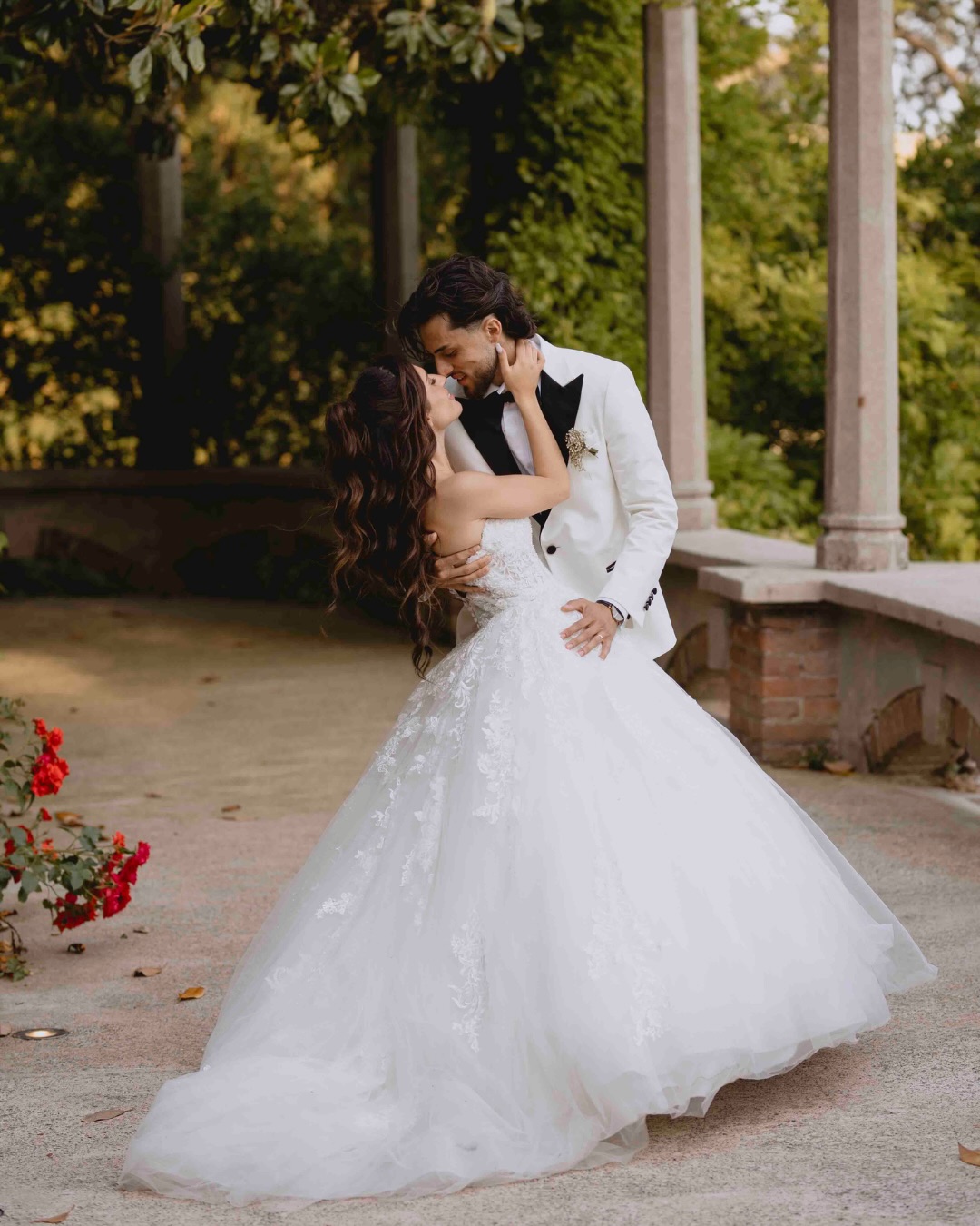 Un anno dopo… e certe emozioni fanno ancora rumore
È passato quasi un anno dal matrimonio di Seara e Lorenzo ai Giardini La Pergola, ma riguardando queste immagini abbiamo capito una cosa:
ci sono matrimoni che non finiscono quando si spengono le luci della festa.
Il loro è stato uno di quelli ❤️
Due ragazzi giovanissimi, eleganti, innamoratissimi.
Un rito evangelico pieno di emozioni sincere, mani che si stringevano forte, occhi lucidi, abbracci continui… e poi una festa esplosa tra sorrisi, musica e persone che li amano follemente.
A distanza di un anno, queste foto non ci fanno solo ricordare le vere emozioni di vissute
Ci fanno sentire ancora dentro quel giorno.
Ed è forse questo il senso più bello di un reportage elegante:
fermare emozioni che col tempo non perdono valore… ma ne acquistano ancora di più.
Se state organizzando il vostro matrimonio e sognate immagini autentiche, eleganti e vive anche dopo anni, scriveteci in DM sono rimaste solo 19 date libere per il 2027.
#fotografodimatrimonio #sposi #reportageweddingphotography #weddingplanner #giardinilapergola