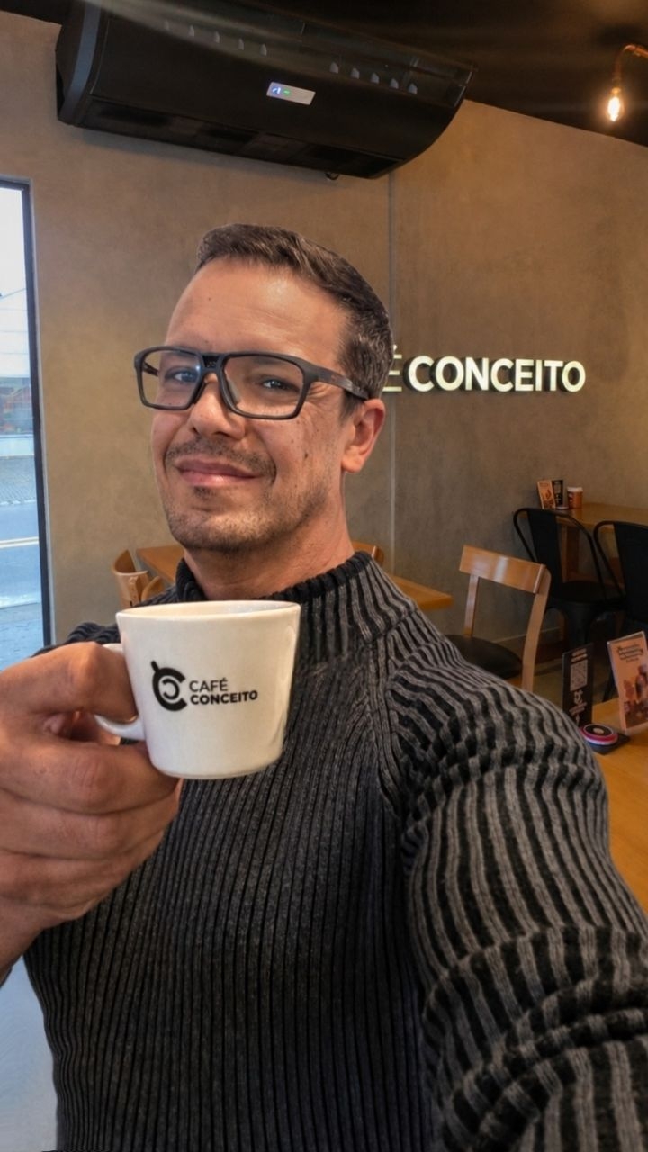 Descobri um café no Vila Ema que quase destruiu minha disciplina alimentar.🙈
O @cafeconceito.vilaema chegou em São José dos Campos com ambiente acolhedor, atendimento impecável e um cardápio que bota à prova qualquer um que se diz focado na dieta, inclusive eu.
Salgados, doces artesanais e cafés especiais 100% Arábica da Serra da Mantiqueira.
Tudo muito bem feito, muito saboroso. E olha que tem opções fit pra quem quer manter o controle, e até o 🐶 Cãoppuccino pra quem leva o pet junto.
Escolher foi a parte mais difícil. Saborear foi fácil demais.😋
Não tem explicação. Tem que ir.
👉 Diga que viu aqui no Nada Pedala Corre e ganhe 30% de DESCONTO no SHAKECCINO.
📍 R. do Serimbura, 228, Vila Ema, São José dos Campos
*publi #nadapedalacorre #cafeconceitovilaema #cafeconceito