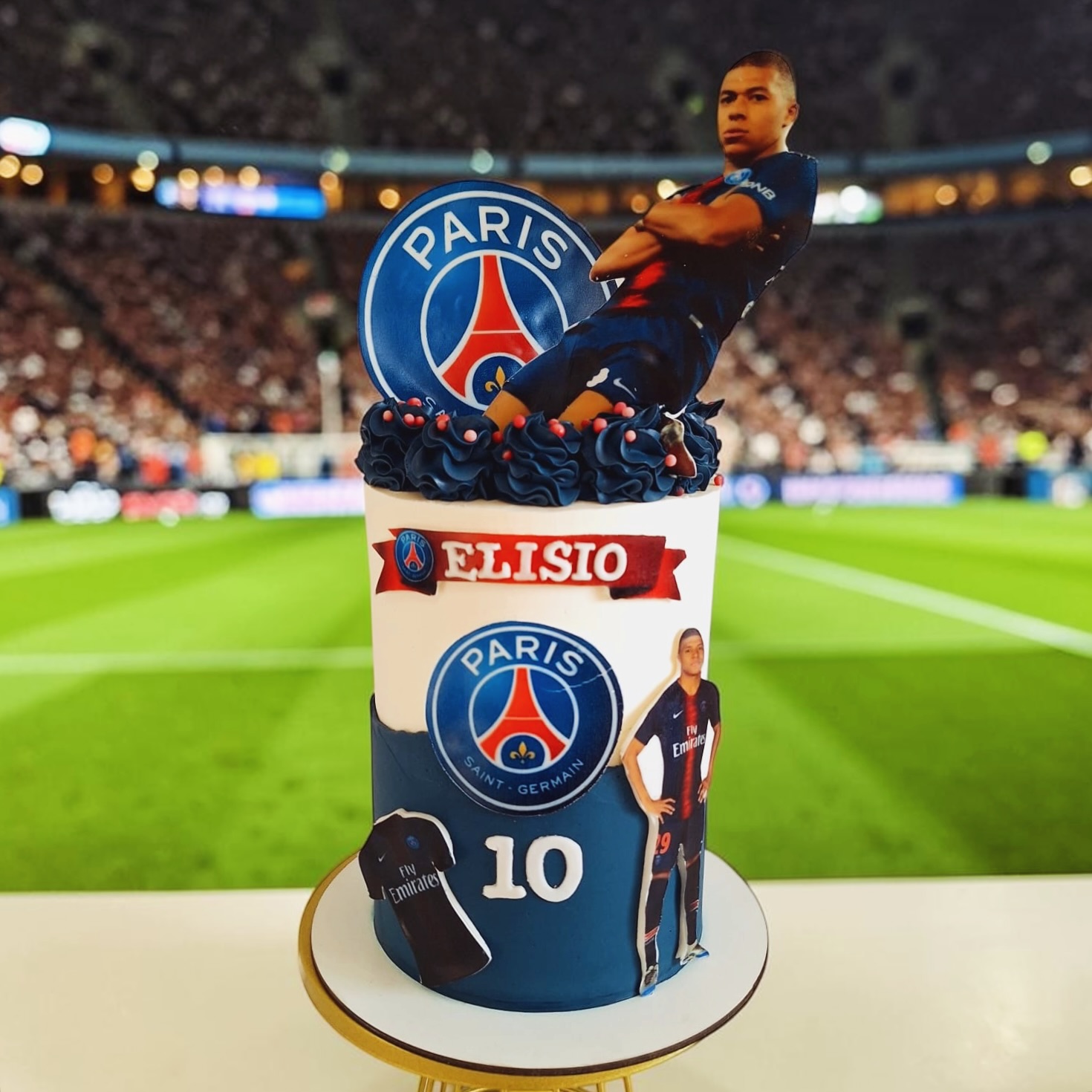 Bon…
je crois qu’on peut officiellement dire que ce gâteau était prêt pour signer au PSG. ⚽️🔥
Entre Mbappé en plein slide, le stade en fond et les couleurs du club partout…
je pense qu’Elisio n’a même pas regardé les cadeaux après ça. 😭
Et honnêtement ?
Les gâteaux foot, soit ça finit kitsch… soit ça finit CINÉMA.
Là on est clairement sur une ambiance finale de Ligue des Champions. ✨
✨ Sugar Event continue l’aventure depuis un laboratoire privé à Cagnes-sur-Mer.
Gâteaux sur commande uniquement • retrait sur rendez-vous.
📩 Infos, tarifs & formations disponibles via le lien en bio.
#psgcake #cakedesign #footballcake #birthdaycake #parissaintgermain