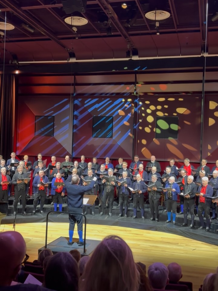 Fantastisk helg på Færøyene for å feire Tórshavnar Manskórs 40-års jubileum med Marit som dirigent av norsk musikk og et nytt bestillingsverk av meg for mannskor. En ny tonesetting av det tradisjonelle kvadet «I Noreg budu raskir menn» fikk sin urpremiere. Takk til Magnus Hansen for invitasjon og Jón Festirstein for fin dirigering. Vi havnet først nesten på Island på grunn av tykk tåke, men landet trygt til slutt og fikk med oss en magisk vandring til fuglefjellet med lokal fugleentusiast og sanger Jogvan. Der så vi hundrevis av lundefugler (til Marits store fornøyelse). Flott jubileumskonsert og fest på ordentlig Færøysisk vis 😃.