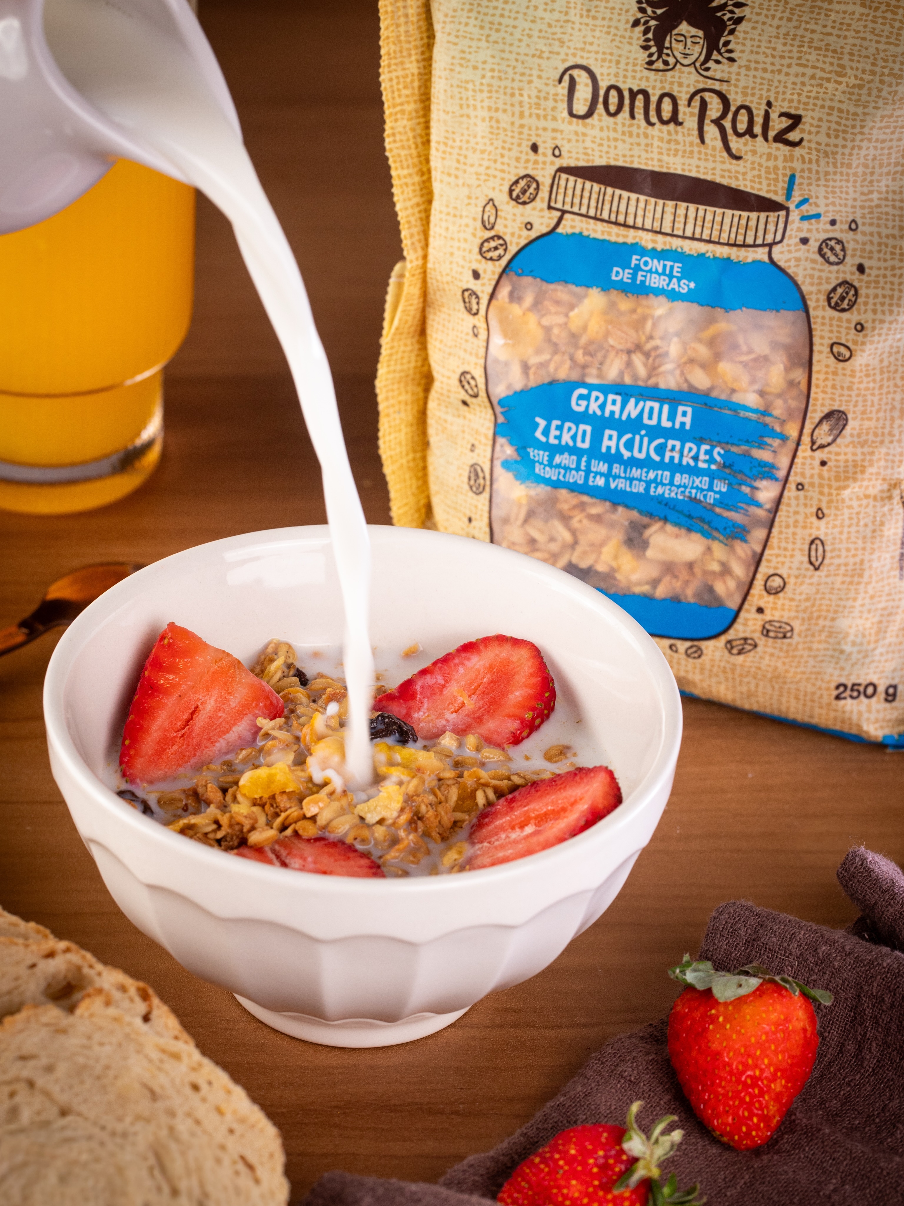 Tem dias que tudo o que a gente precisa é desacelerar e voltar pro simples ✨🥣
Granola Dona Raiz, morangos fresquinhos e aquele momento gostoso só seu. 💛
#DonaRaiz #ComerBemÉParaTodoMundo #Granola #cafédamnhã #AlimentaçãoNatural