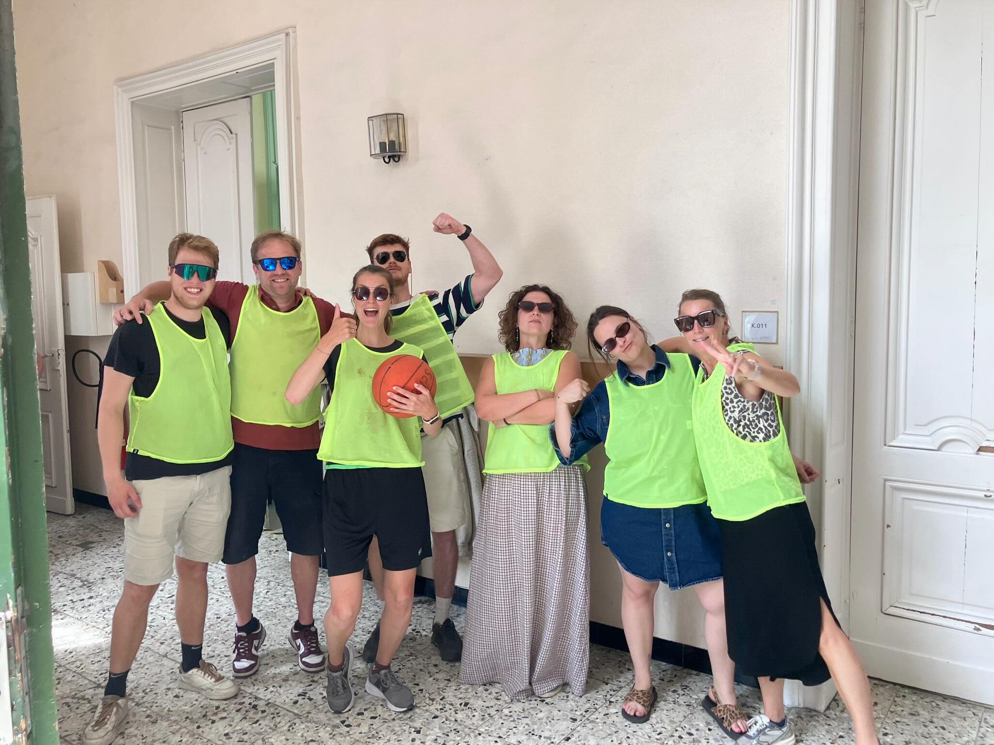 🏆 De sportchallenges van de leerlingenraad BK zitten erop!
De voorbije weken namen leerlingen en leerkrachten het tegen elkaar op in verschillende sportieve uitdagingen. 💪
Na de laatste challenge van vandaag is de eindstand bekend: 3-4 voor de leerlingen! 🎉👏
Proficiat aan alle deelnemers voor hun inzet en sportiviteit! 🏅✨