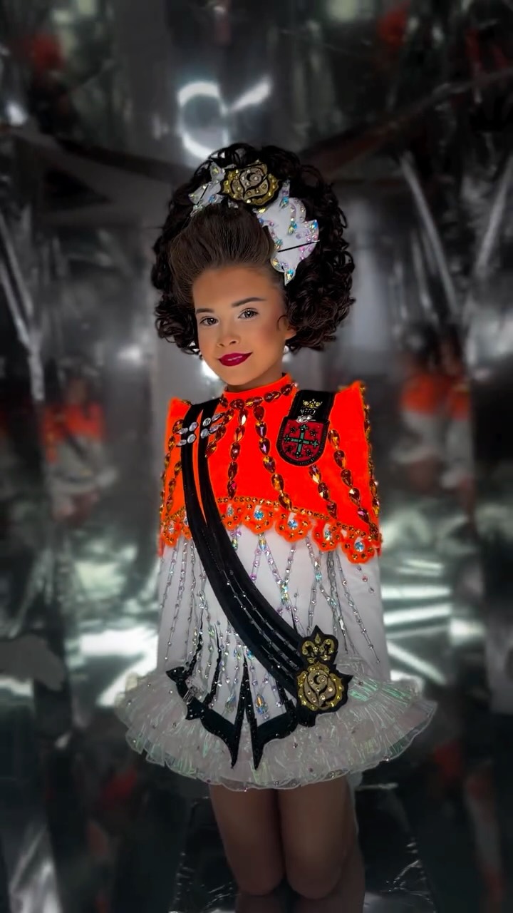 ALEXANDRA SCALLY🧡
A revamp for Alexandra using her signature cape style. We added in a 3d sash and structured pointy shoulders taking her look to a whole new level!!!
We cannot wait to see it on stage✨
📧Contact info@elitedancedesigns.com to secure your slot today.
#irishdance #irishdancing #elitedancedesigns #makeup