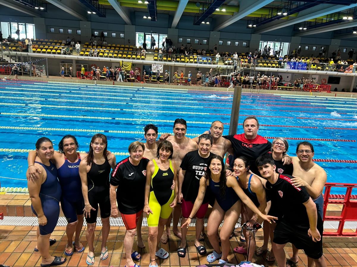❤️🖤 ¡Siguen los éxitos del equipo Máster de Rivas Swim!🖤❤️
➡️Este campeonato ha sido simplemente redondo. Hemos conseguido un total de 54 medallas: 🥇 22 oros, 🥈 25 platas y 🥉 7 bronces.
➡️Queremos destacar especialmente los podios logrados en la clasificación por categorías:
🏆 1.º puesto en +50
🥉 3.º puesto en +60
🥉 3.º puesto en +65
➡️Además, nuestras categorías más numerosas han competido de tú a tú contra equipos que nos triplicaban en número de nadadores.
➡️En la clasificación general final hemos terminado en una magnífica 11.ª posición de 37 clubes participantes, siendo 10.º equipo femenino y 12.º equipo masculino.
➡️Pero, por encima de los resultados, lo más destacable sigue siendo lo que nos define como equipo: compañerismo, buen ambiente, seriedad y compromiso. No hemos tenido ni una sola baja ni ninguna descalificación, algo que refleja el gran trabajo y la implicación de todos.
➡️Queremos dar las gracias a cada uno de los integrantes de este equipo por hacer posible algo que no es nada fácil.
Ahora toca pensar en el siguiente reto. 💪
➡️ Nos vemos en Logroño, a principios de julio, para disputar los Campeonatos de España de Verano.
Seguimos trabajando, seguimos creciendo, como equipo y como personas… aunque también sigamos cumpliendo años, eso está claro. 😄
#RivasSwim #EquipoMáster #NataciónMáster #OrgulloRivas #TrabajoEnEquipo Natación MastersSwimming SeguimosCreciendo CampeonatoMáster RivasVaciamadrid