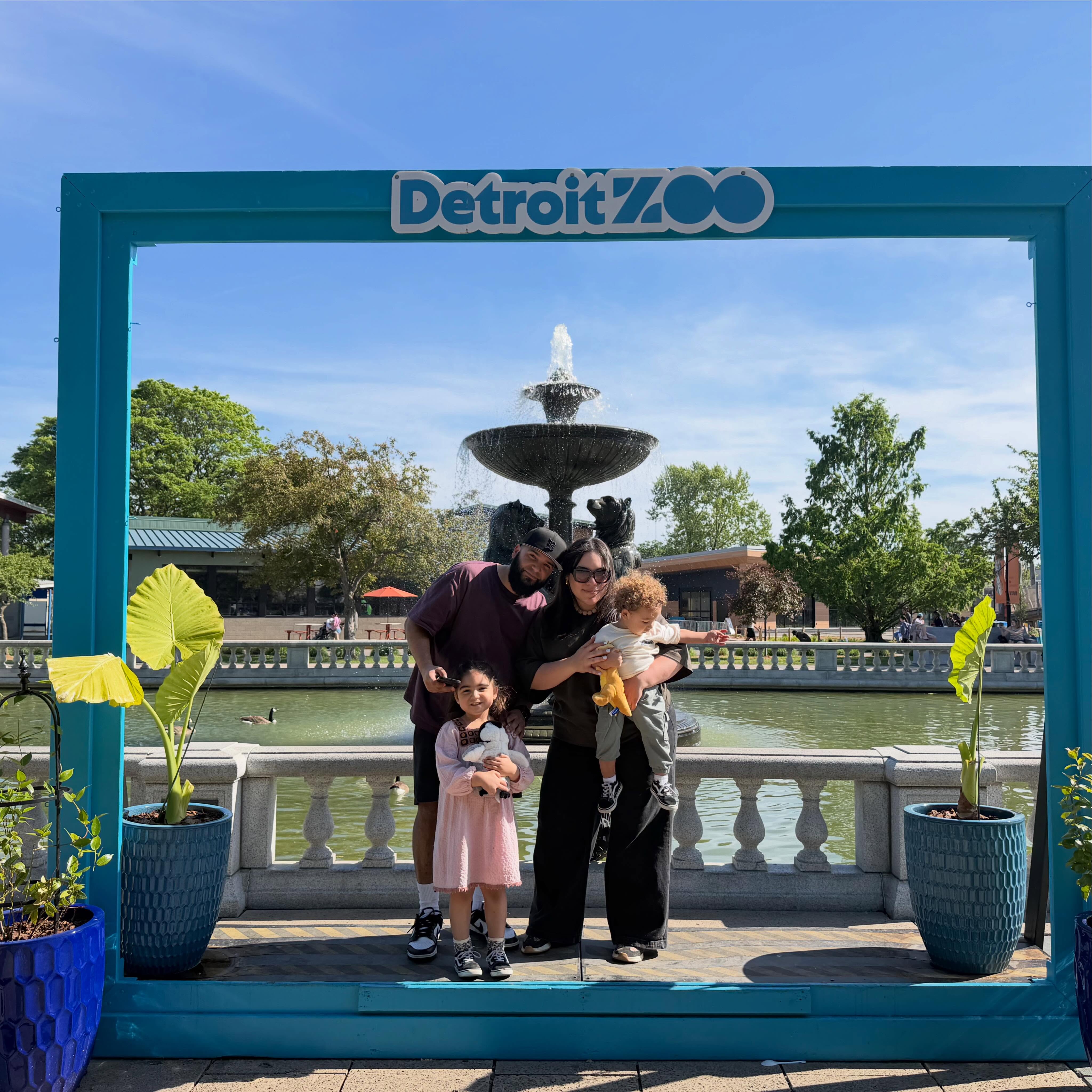 Cuida a tu familia, abraza más, comparte más y ama más. Porque una de las cosas más valiosas que tenemos en esta vida no son las posesiones, sino las personas que Dios nos regaló para caminar a nuestro lado❤️🙌🏻
@detroitzoo