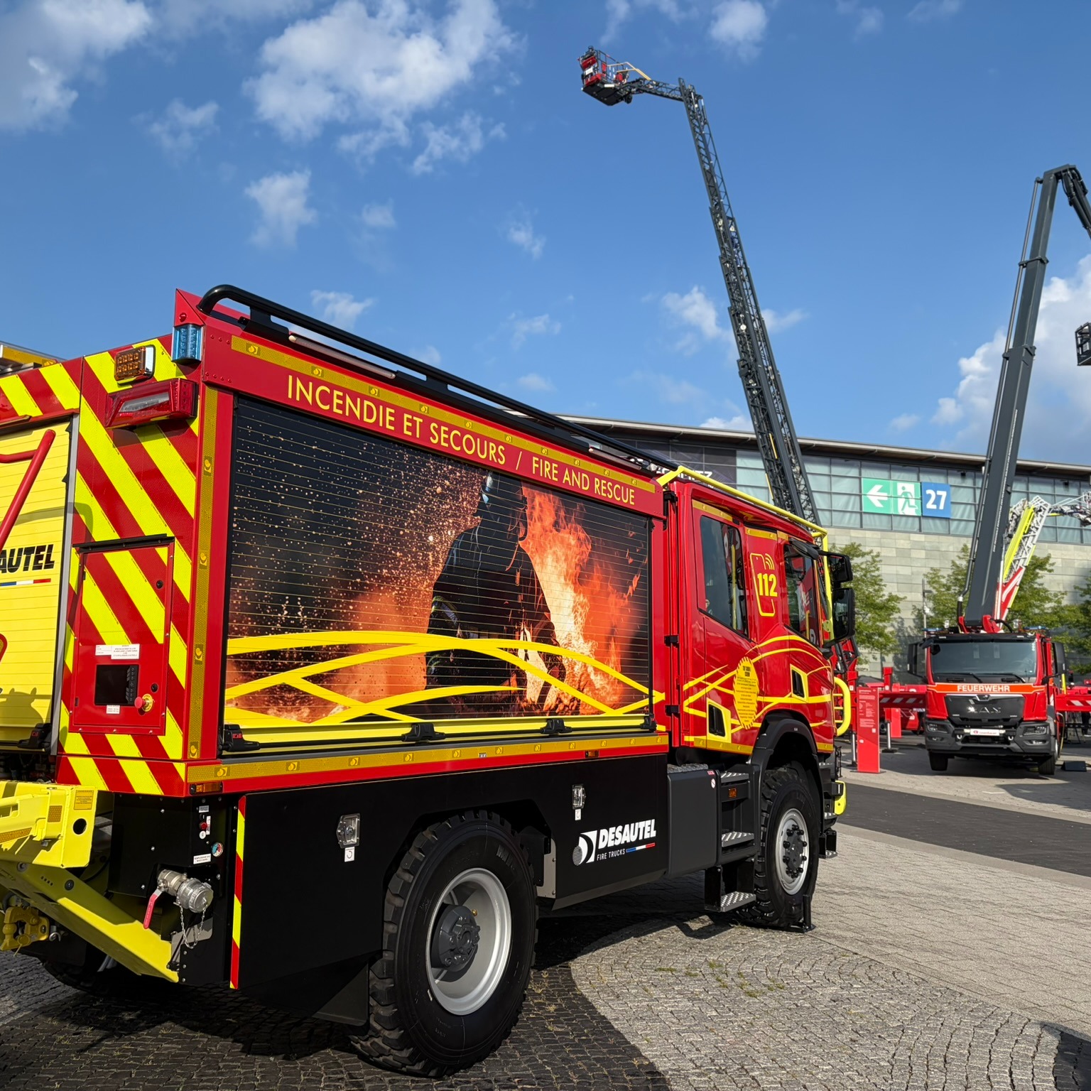 🔥 KFV DN on Tour
Die INTERSCHUTZ 2026 hat begonnen!
Hannover ist dieser Tage das Zentrum der Feuerwehrwelt. Noch bis zum 6. Juni 2026 läuft die INTERSCHUTZ, die weltweite Leitmesse für Feuerwehr, Katastrophenschutz und Rettungswesen.
Unter dem Motto „Safeguarding tomorrow" präsentieren Aussteller aus aller Welt auf rund 118.000 Quadratmetern in neun Messehallen und auf einem weitläufigen Freigelände, was die Einsatzwelt von morgen ausmacht. Es ist schlicht die größte Messe ihrer Art weltweit – und das merkt man an jeder Ecke.
🚒 Was einen hier erwartet?
Der vielleicht größte praktische Vorteil: Man kann Technik und Ausrüstung unterschiedlichster Hersteller direkt nebeneinander vergleichen – vom Löschfahrzeug über Schutzbekleidung bis hin zur technischen Hilfeleistungsausrüstung. Besonders spannend ist außerdem der Blick über den Tellerrand: Fahrzeugkonzepte und "Taktikansätze" aus anderen Ländern geben wertvolle Impulse für die eigene Arbeit.
Und das Themenspektrum wächst: Neben der klassischen Feuerwehrtechnik gewinnt der Bereich Katastrophenschutz und Sonderlagen deutlich an Gewicht. Ein klares Zeichen, wie sich die Anforderungen in diesen Zeiten an uns alle verändern.
🤖 Das Trendthema 2026: Robotik, Drohnen & smarte Vernetzung
Zahlreiche Hersteller zeigen, wie digitale und autonome Systeme künftig den Einsatz unterstützen können. Wer wissen möchte, wohin die Reise geht – hier bekommt man einen eindrucksvollen Vorgeschmack. Spannend ist auch der deutlich wachsende EInsatzbereich von Drohnen im Feuerwehreinsatz!
Fazit: Ein Besuch lohnt sich definitiv. Wer noch Zeit hat – auf nach Hannover! Hier ein paar erste Schnappschüsse für euch. (pb)