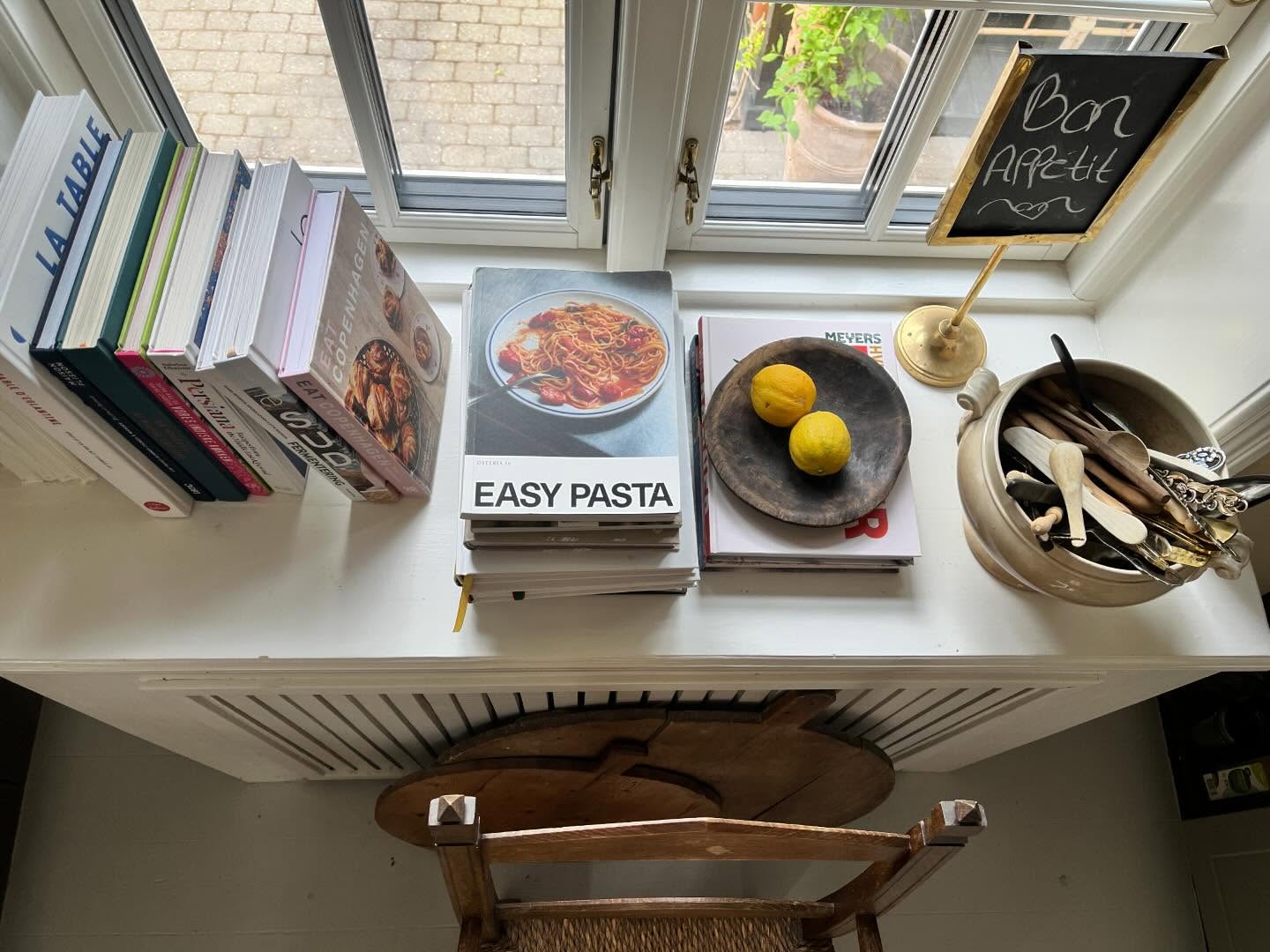 Min eget mad bibliotek 🌶️🍋🍐
Jeg elsker at have de gode mad bøger liggende fremme, så får jeg dem brugt meget mere i hverdagen 🫛 det behøver ikke altid være em komplet opskrift 🍉men bare lidt bladre lidt og få ny inspiration 📕
#naturensspisekammer #easypasta #clausmeyersbønner